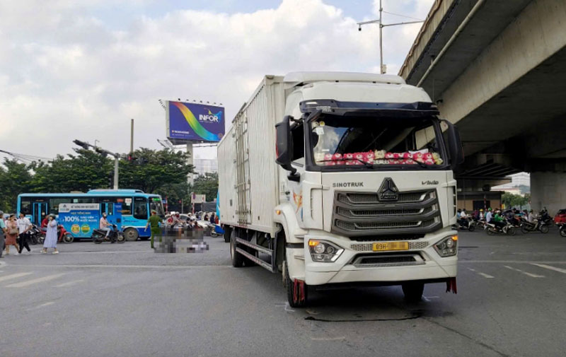Hiện trường vụ tai nạn khiến nữ sinh lớp 9 tử vong tại chỗ. Hiện trường vụ tai nạn khiến nữ sinh lớp 9 tử vong tại chỗ.