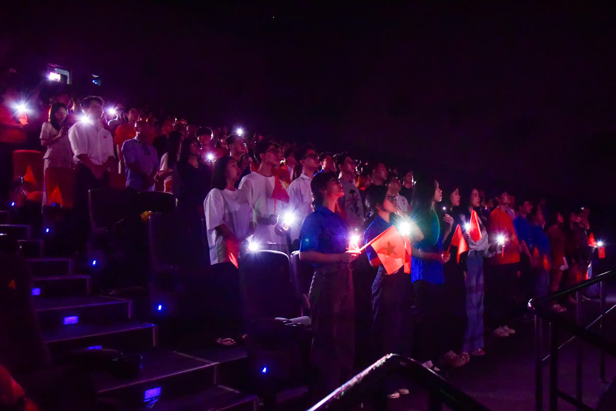 "Tổ quốc trong tim: The Concert Film", khi tình yêu nước được kể bằng âm nhạc và điện ảnh- Ảnh 4. "Tổ quốc trong tim: The Concert Film", khi tình yêu nước được kể bằng âm nhạc và điện ảnh- Ảnh 4.