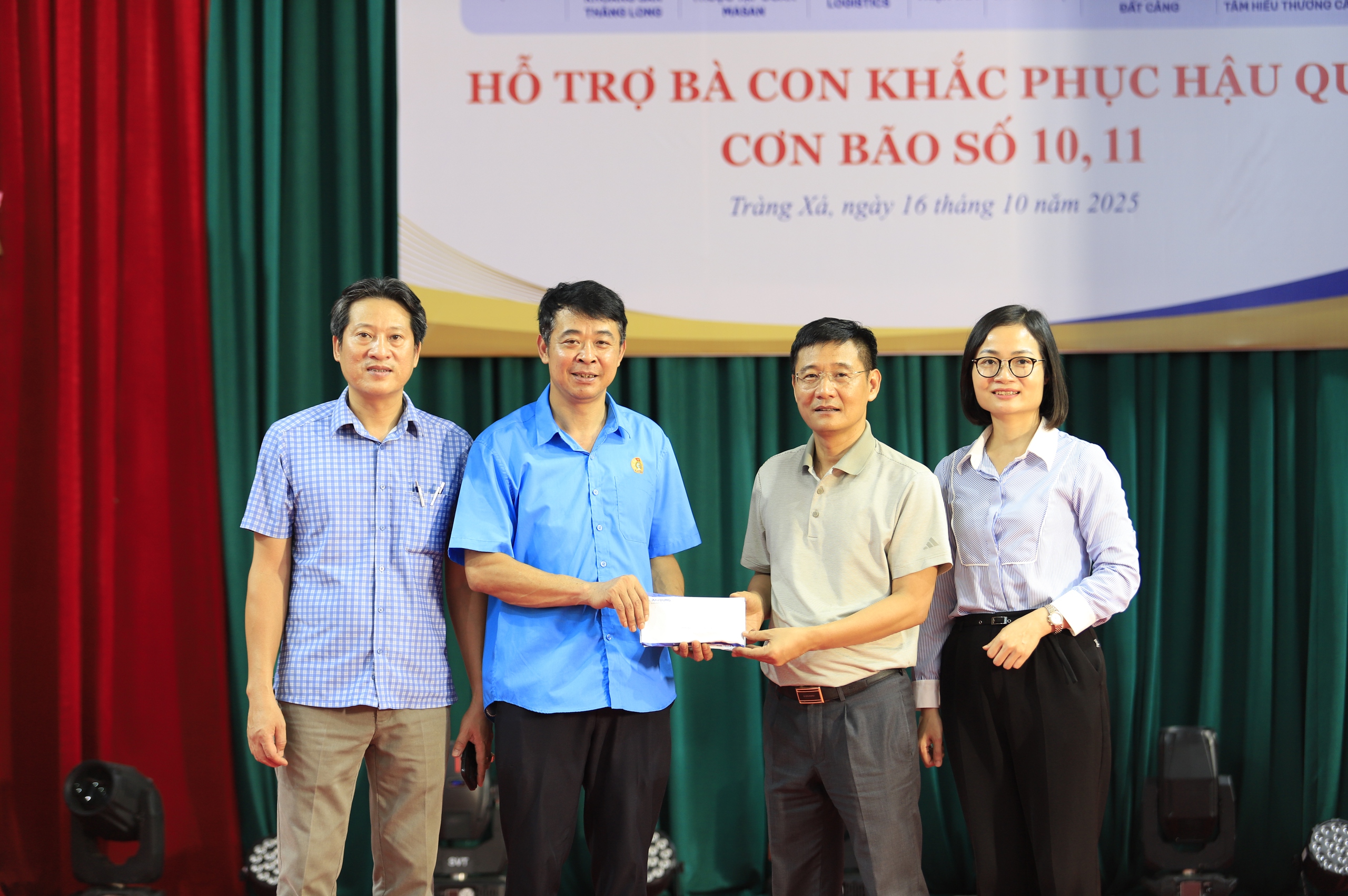 Bão lũ cuốn trôi nhà cửa, không cuốn được tình người- Ảnh 4.
