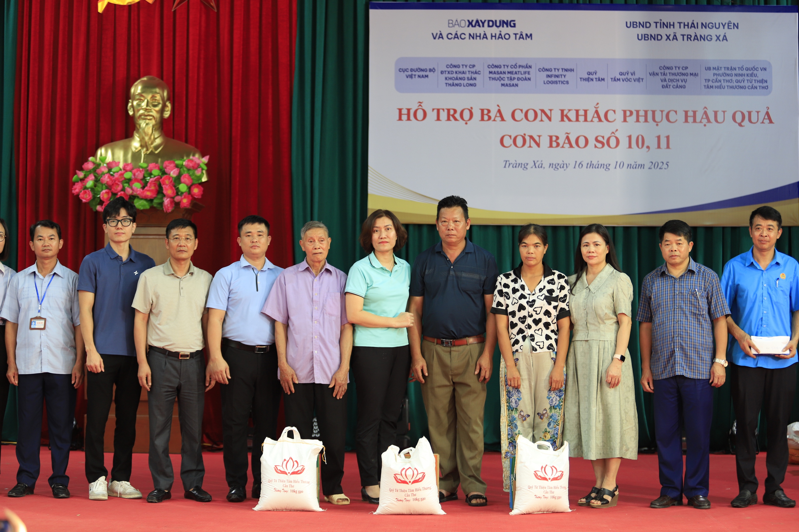Bão lũ cuốn trôi nhà cửa, không cuốn được tình người- Ảnh 2.