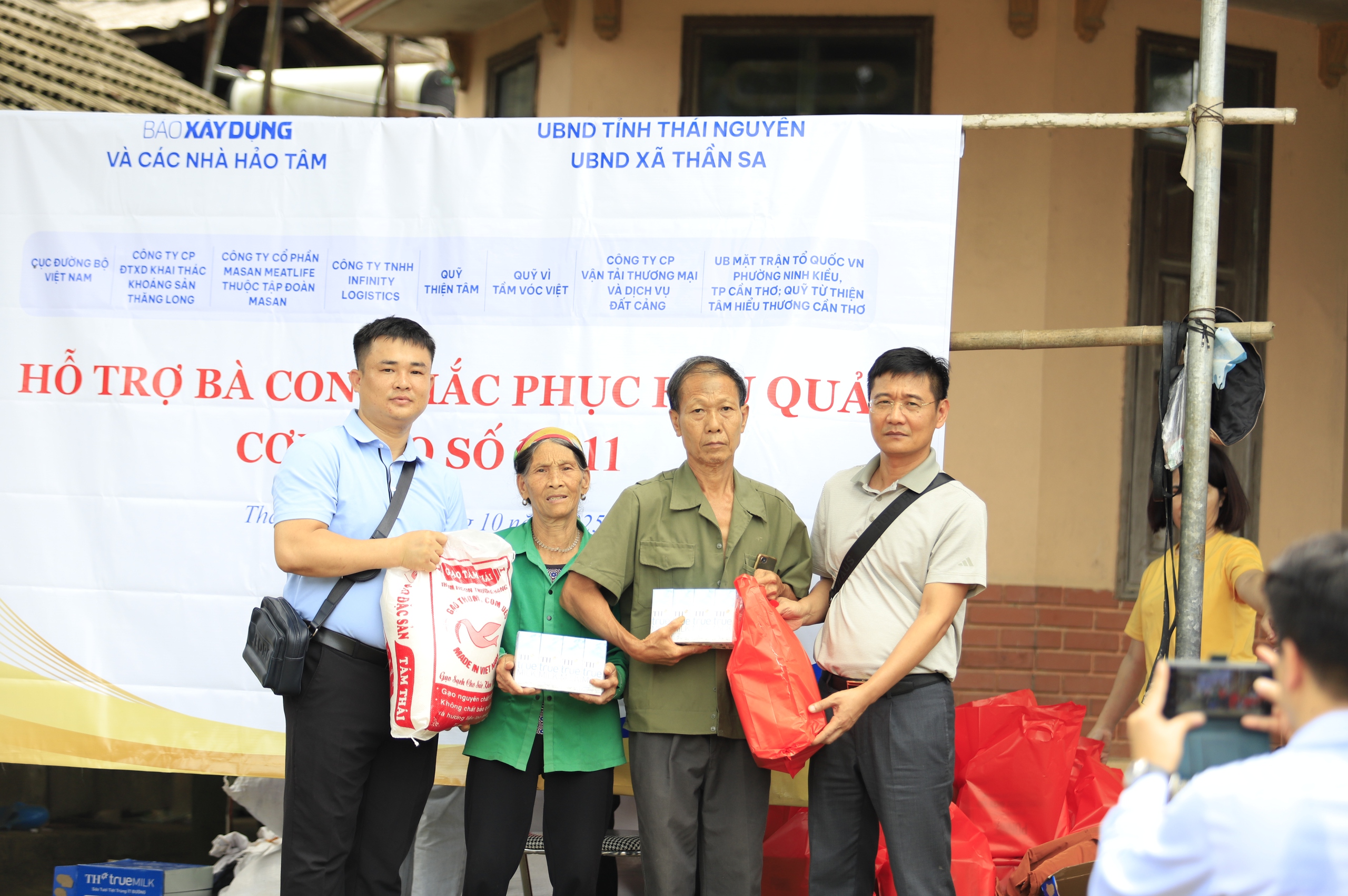 Bão lũ cuốn trôi nhà cửa, không cuốn được tình người- Ảnh 6.