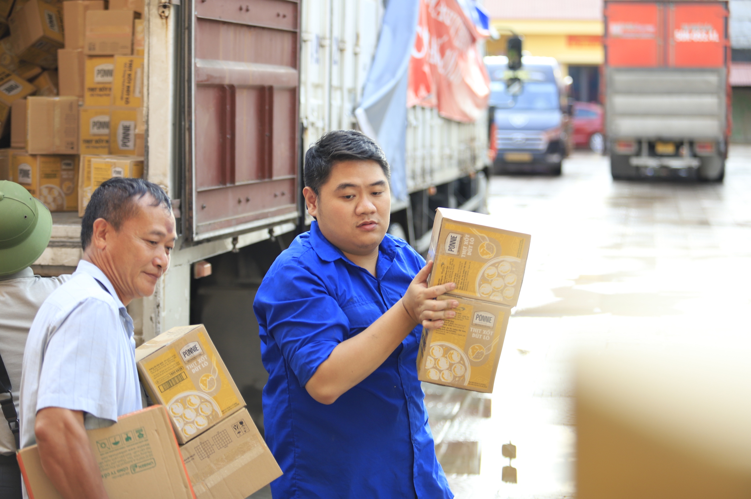 Bão lũ cuốn trôi nhà cửa, không cuốn được tình người- Ảnh 11.
