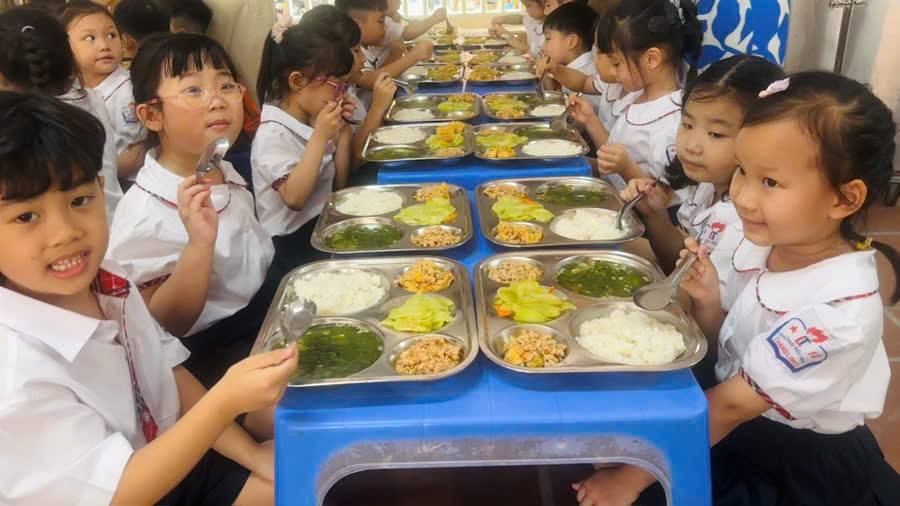 Khi bữa ăn bán trú "ngon như cơm nhà"- Ảnh 5. Khi bữa ăn bán trú "ngon như cơm nhà"- Ảnh 5.