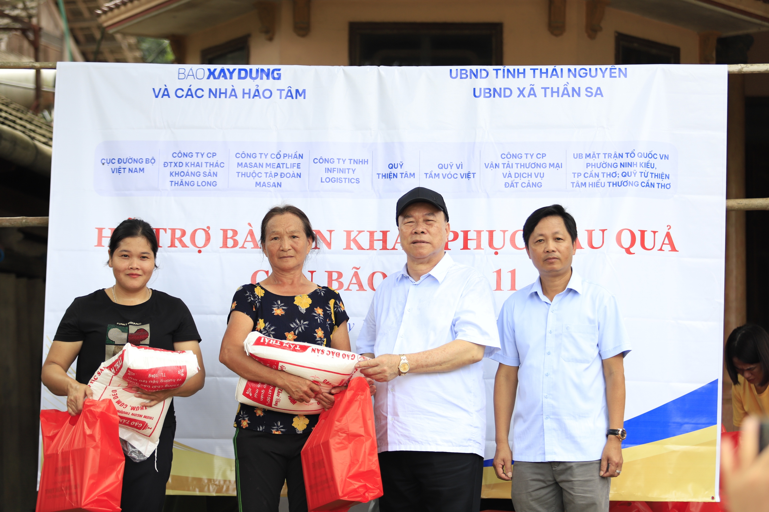 Bão lũ cuốn trôi nhà cửa, không cuốn được tình người- Ảnh 5.