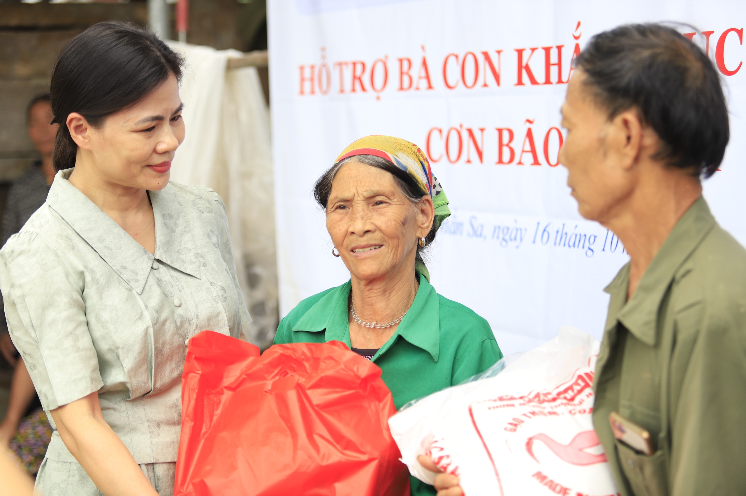Bão lũ cuốn trôi nhà cửa, không cuốn được tình người- Ảnh 7.