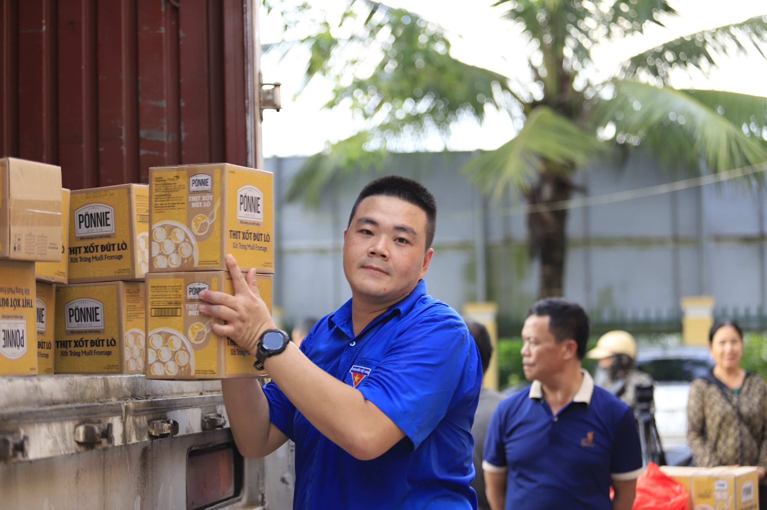 Bão lũ cuốn trôi nhà cửa, không cuốn được tình người- Ảnh 10.