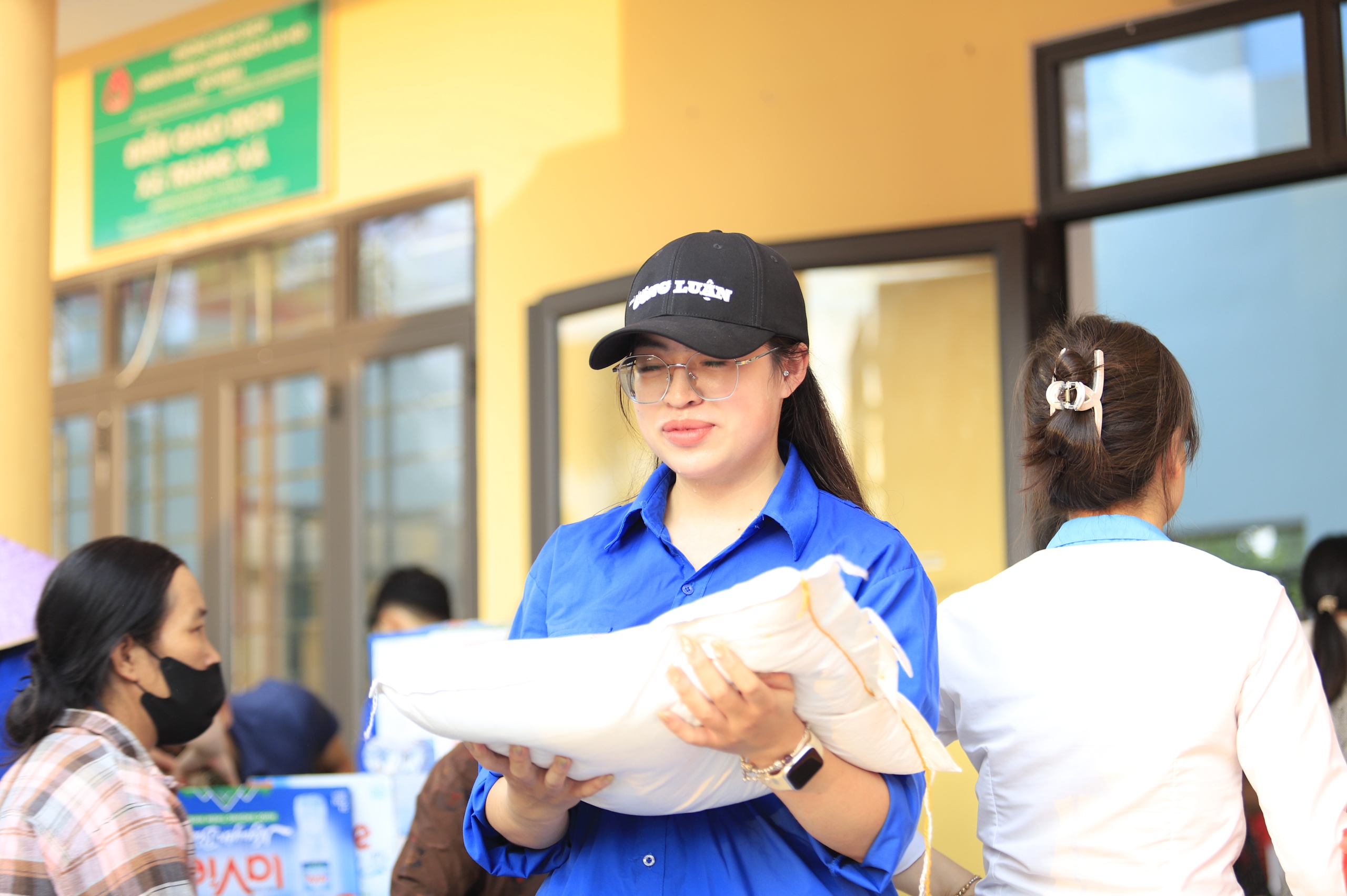 Bão lũ cuốn trôi nhà cửa, không cuốn được tình người- Ảnh 13.