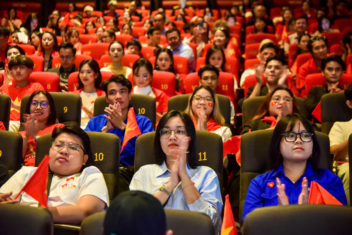 "Tổ quốc trong tim: The Concert Film", khi tình yêu nước được kể bằng âm nhạc và điện ảnh- Ảnh 2. "Tổ quốc trong tim: The Concert Film", khi tình yêu nước được kể bằng âm nhạc và điện ảnh- Ảnh 2.