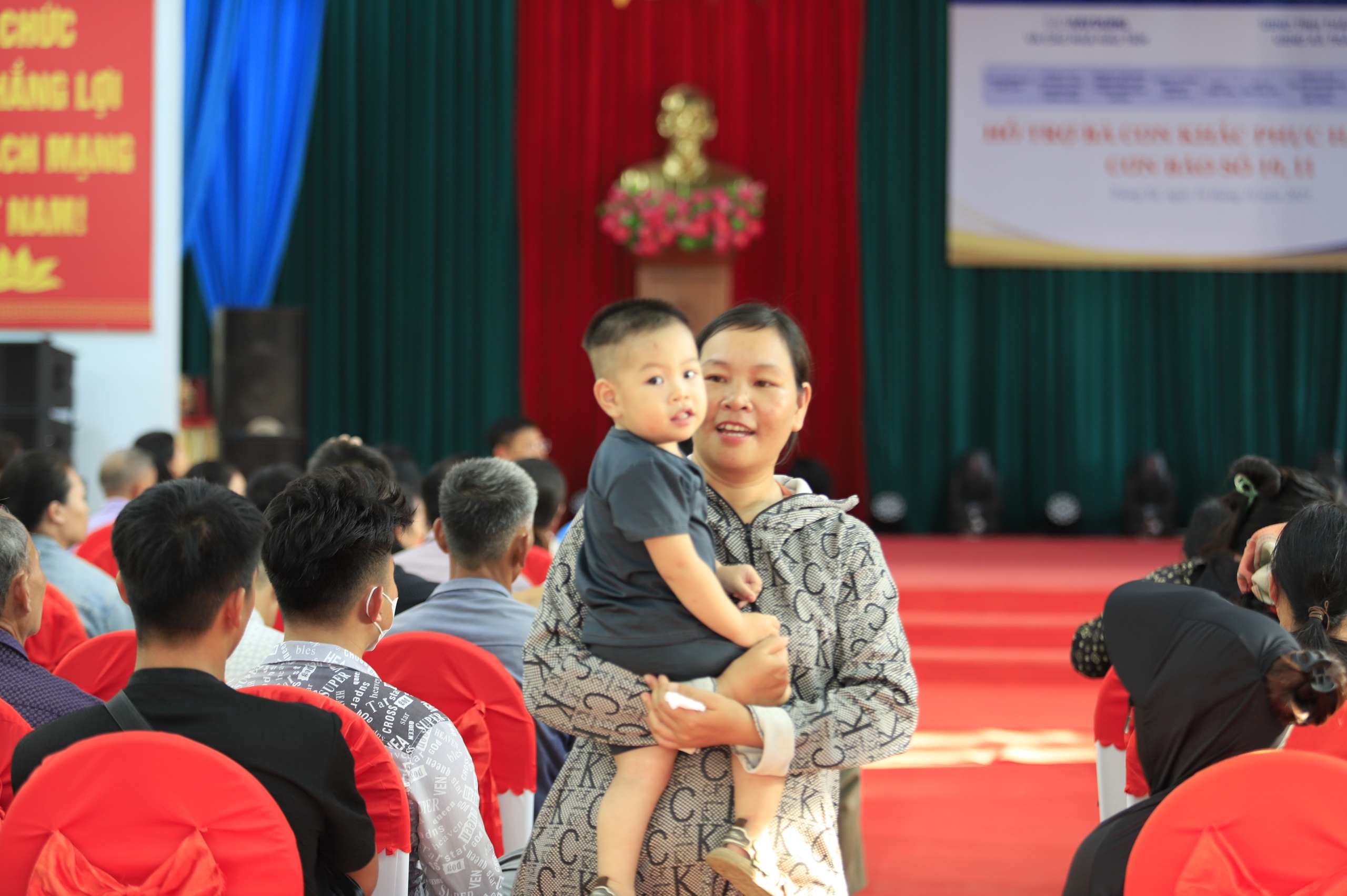 Bão lũ cuốn trôi nhà cửa, không cuốn được tình người- Ảnh 35.