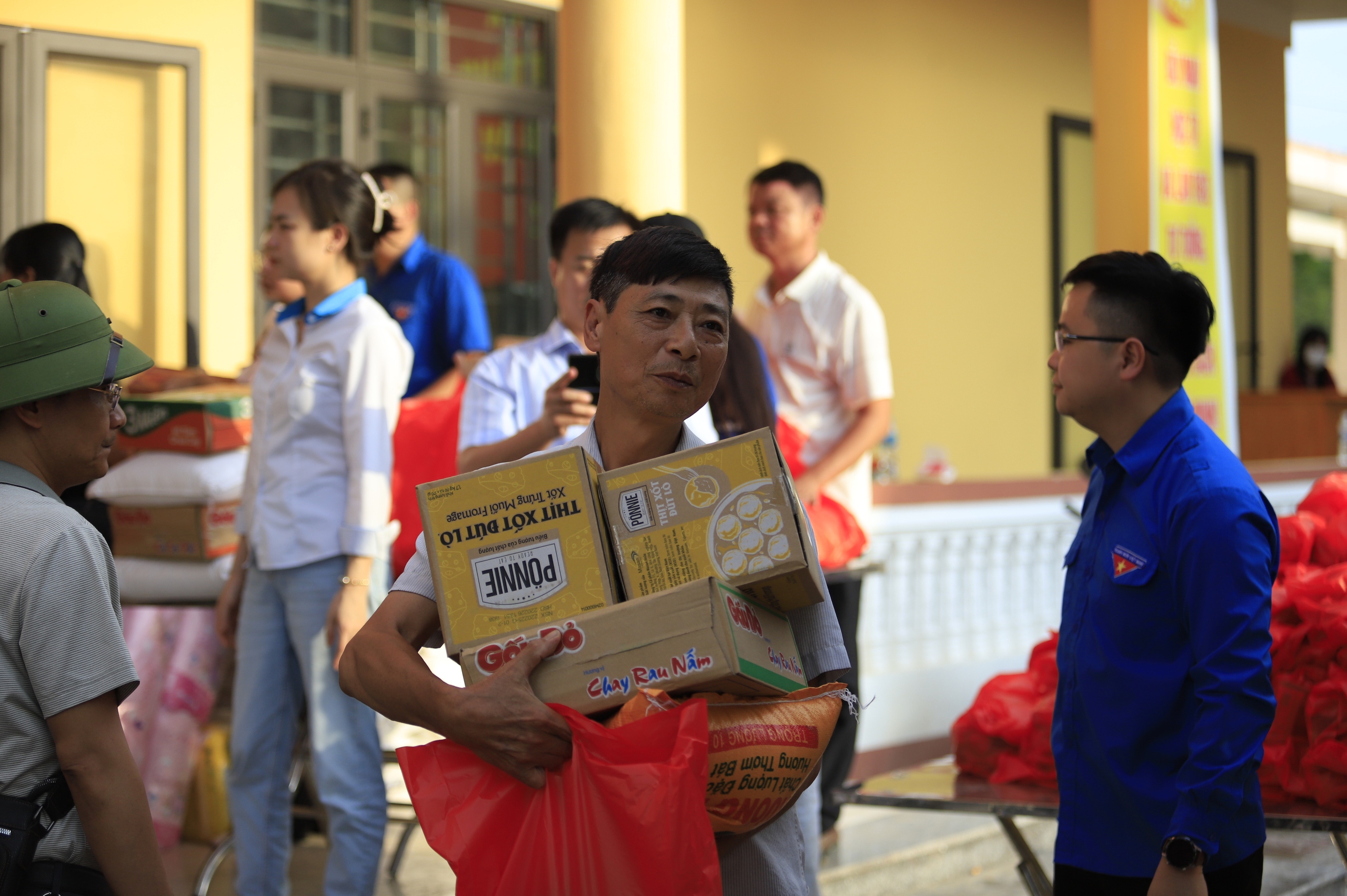Bão lũ cuốn trôi nhà cửa, không cuốn được tình người- Ảnh 15.