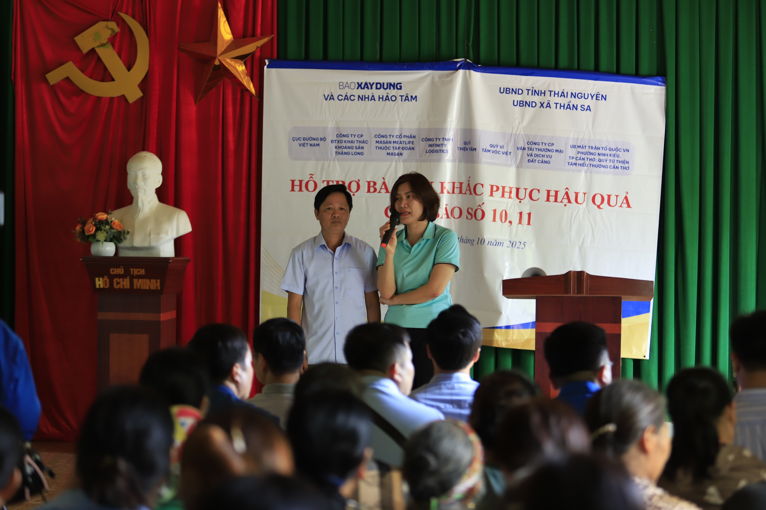 Bão lũ cuốn trôi nhà cửa, không cuốn được tình người- Ảnh 32.