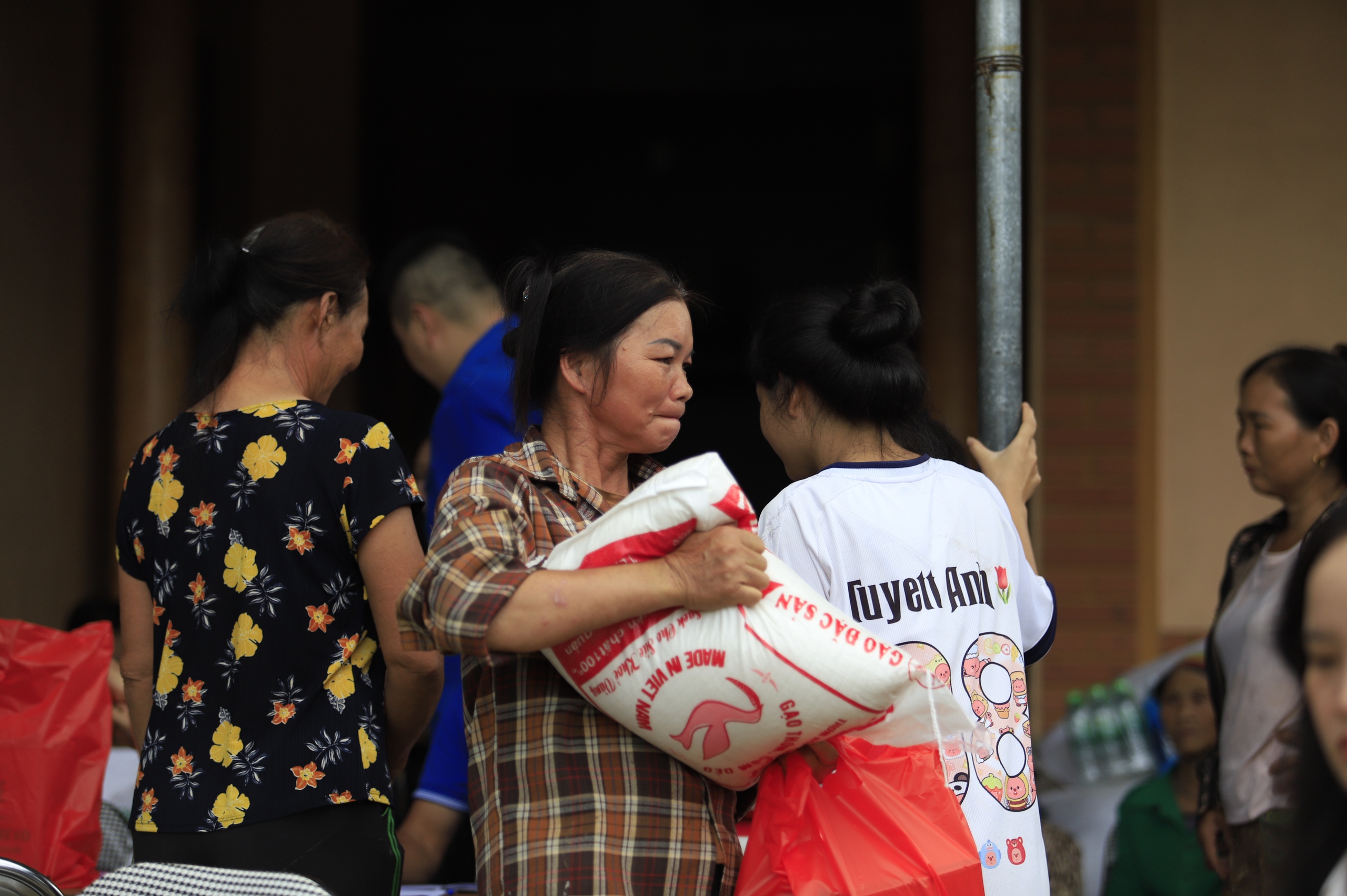 Bão lũ cuốn trôi nhà cửa, không cuốn được tình người- Ảnh 37.