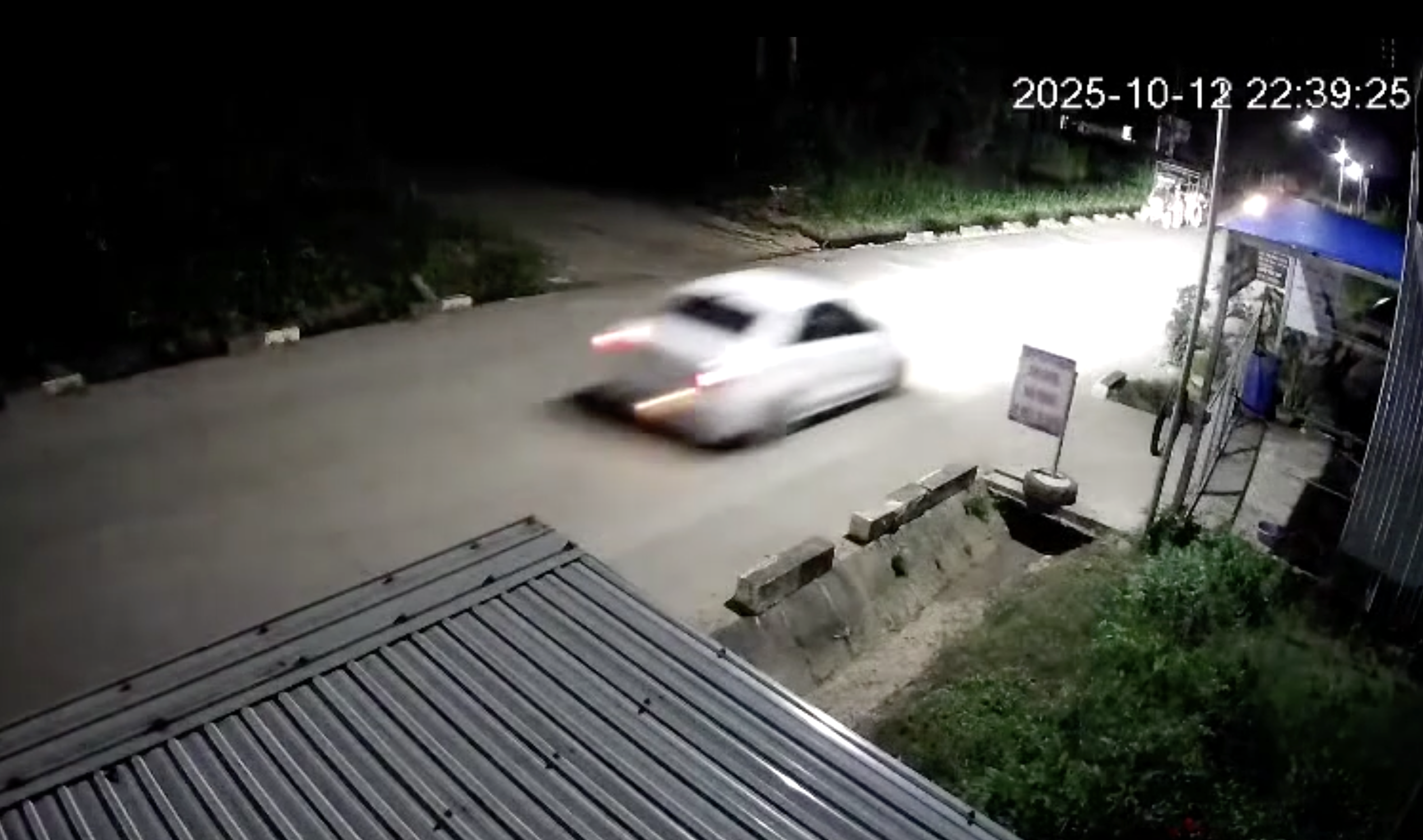 Công an Đắk Lắk truy tìm tài xế ô tô bỏ trốn sau tai nạn khiến một người tử vong- Ảnh 1. Công an Đắk Lắk truy tìm tài xế ô tô bỏ trốn sau tai nạn khiến một người tử vong- Ảnh 1.