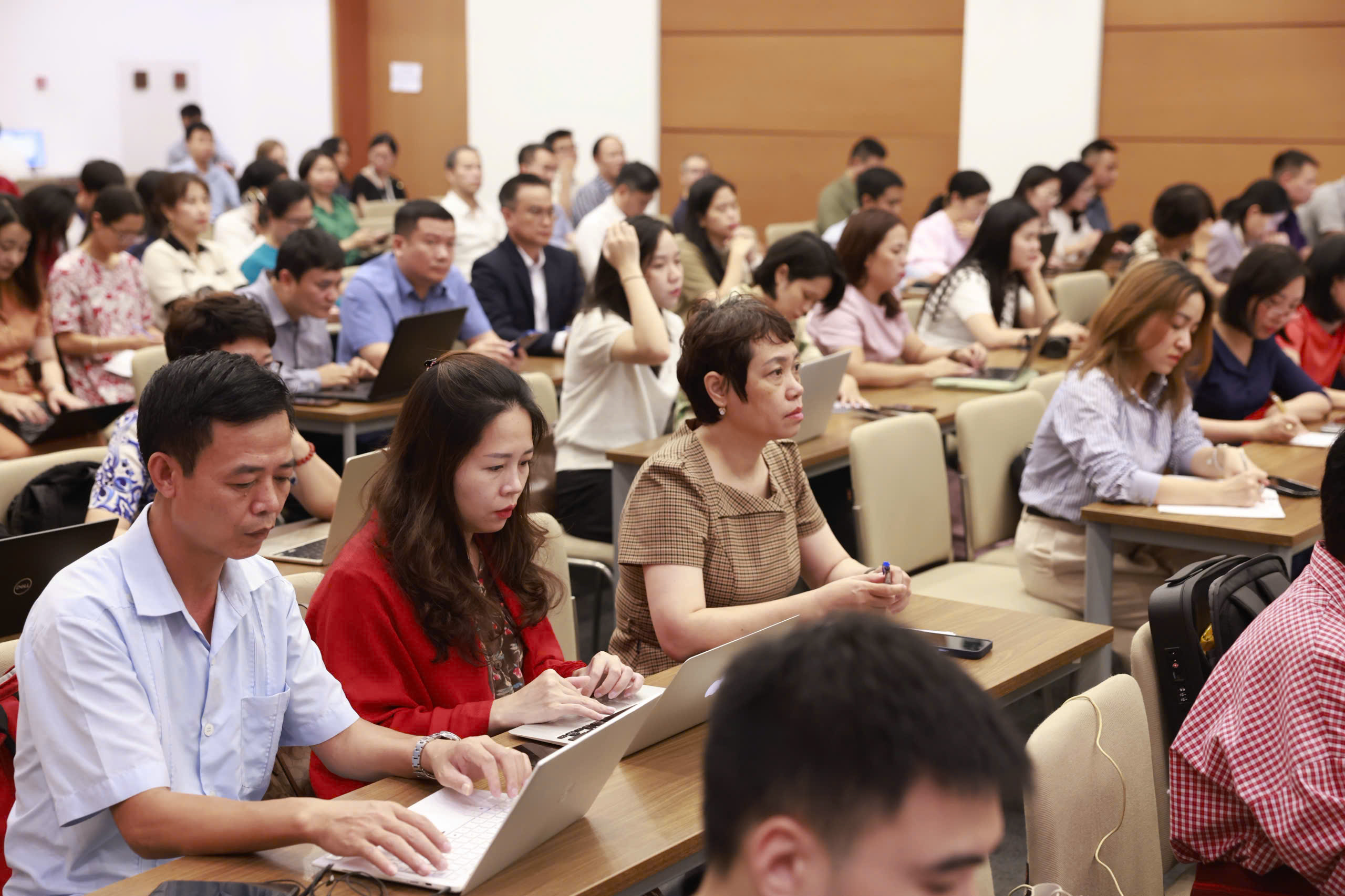 Bỏ phiếu kín bầu, phê chuẩn một số chức danh lãnh đạo chủ chốt tại Kỳ họp thứ 10- Ảnh 2. Bỏ phiếu kín bầu, phê chuẩn một số chức danh lãnh đạo chủ chốt tại Kỳ họp thứ 10- Ảnh 2.