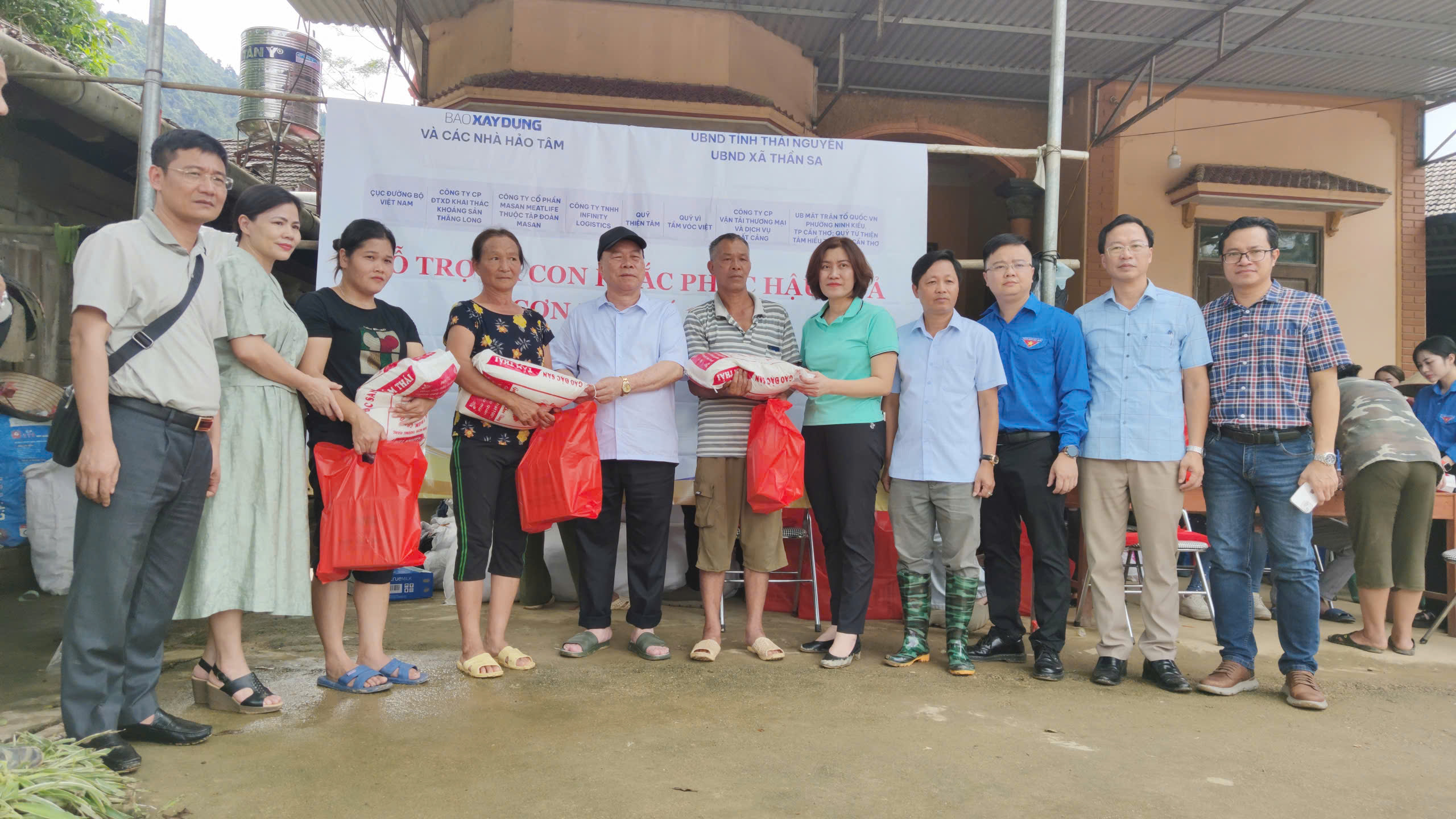 Báo Xây dựng và các nhà tài trợ ủng hộ hơn 2,4 tỷ đồng giúp Thái Nguyên khắc phục bão lũ- Ảnh 11.