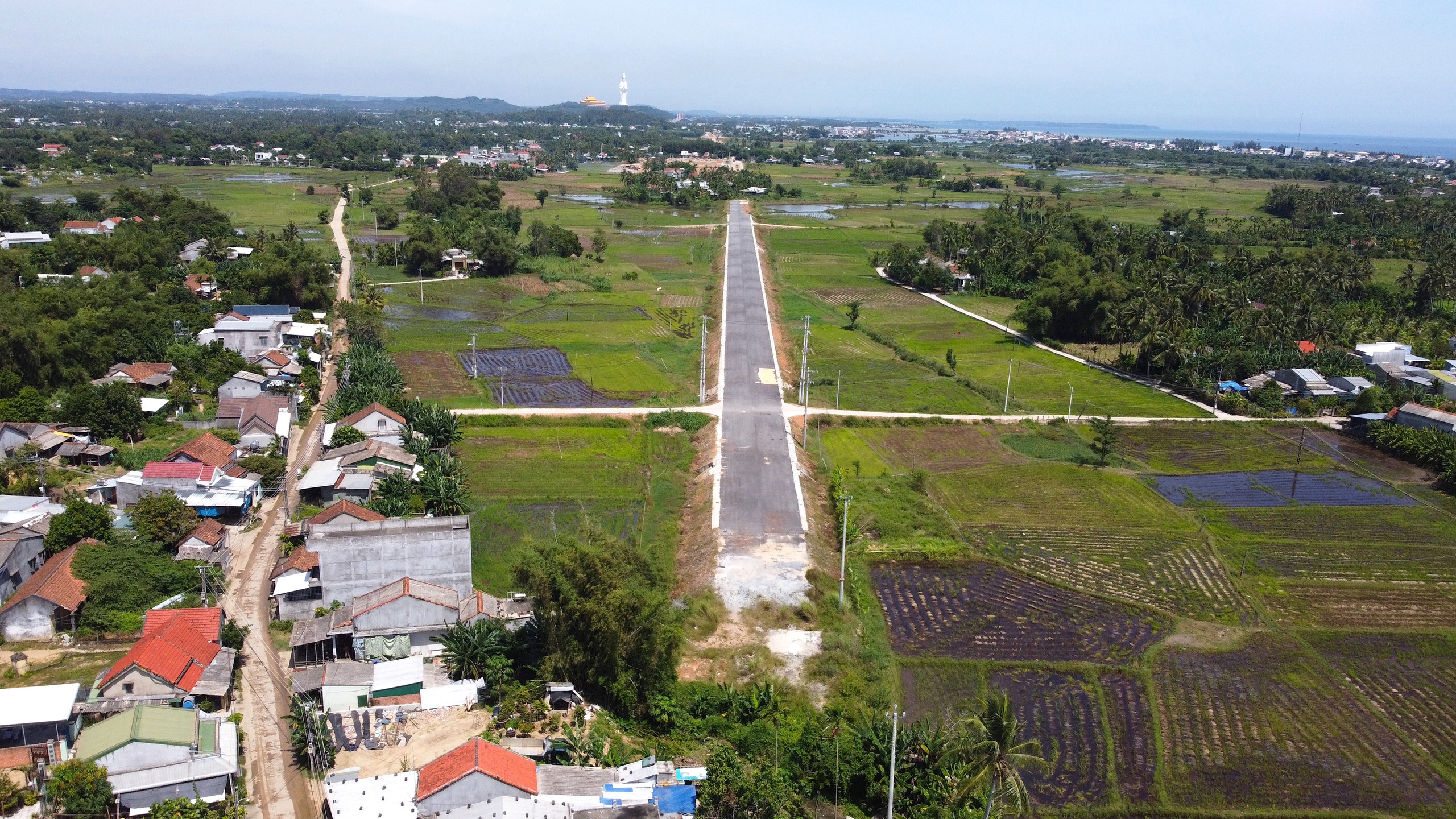 Mặt bằng không liền mạch, đường ven biển Quảng Ngãi thi công từng đoạn- Ảnh 6. Mặt bằng không liền mạch, đường ven biển Quảng Ngãi thi công từng đoạn- Ảnh 6.