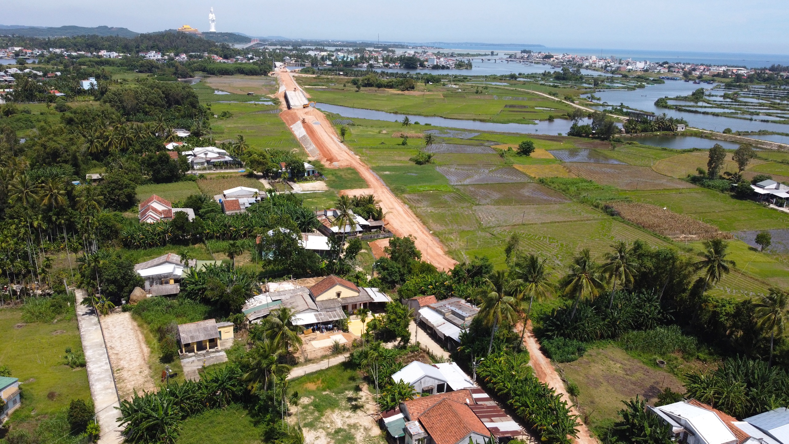 Mặt bằng không liền mạch, đường ven biển Quảng Ngãi thi công từng đoạn- Ảnh 11. Mặt bằng không liền mạch, đường ven biển Quảng Ngãi thi công từng đoạn- Ảnh 11.