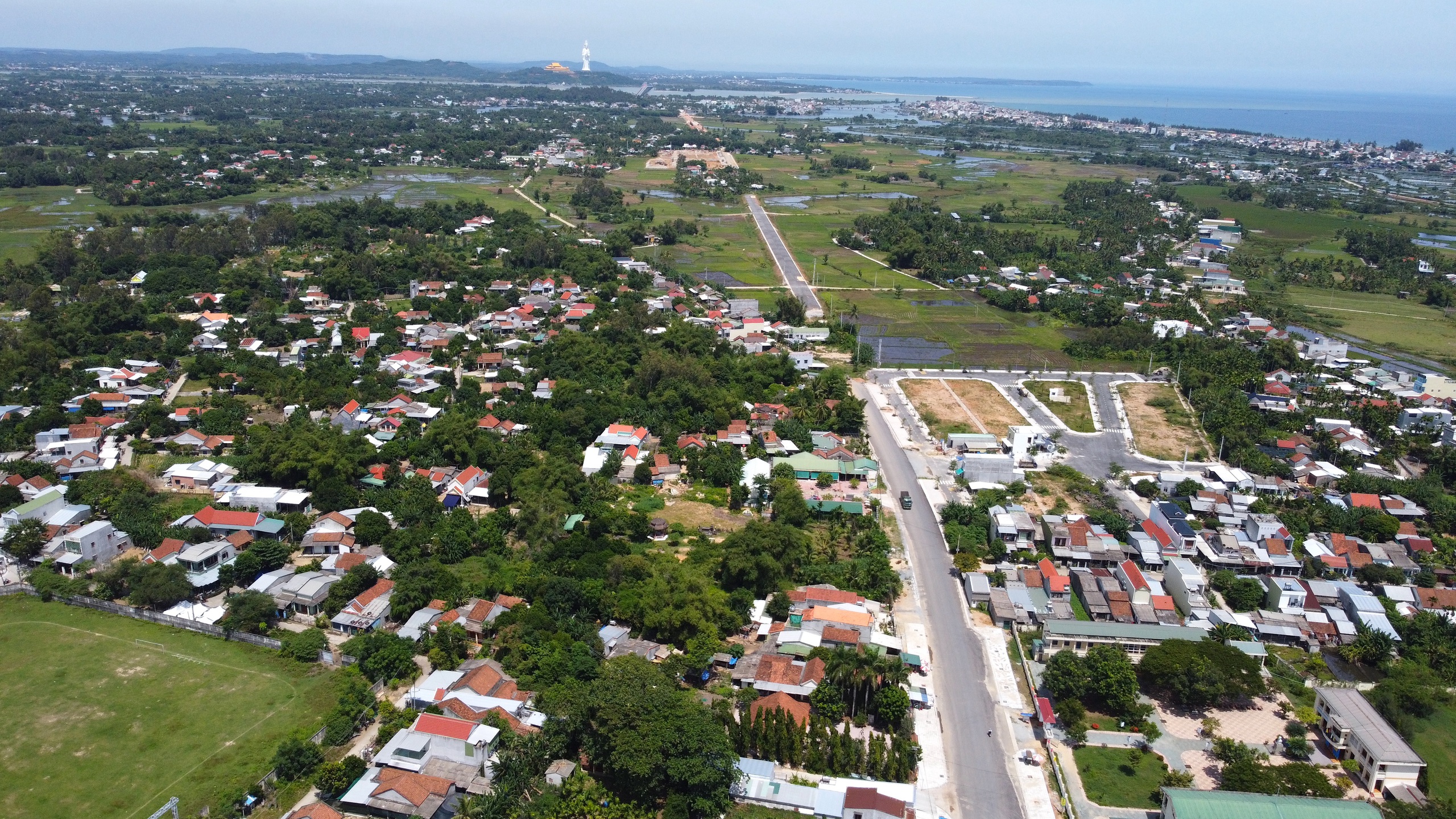 Mặt bằng không liền mạch, đường ven biển Quảng Ngãi thi công từng đoạn- Ảnh 14. Mặt bằng không liền mạch, đường ven biển Quảng Ngãi thi công từng đoạn- Ảnh 14.