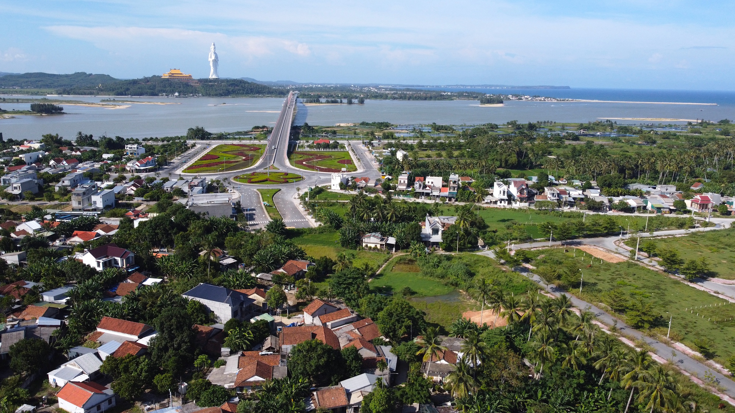 Mặt bằng không liền mạch, đường ven biển Quảng Ngãi thi công từng đoạn- Ảnh 1. Mặt bằng không liền mạch, đường ven biển Quảng Ngãi thi công từng đoạn- Ảnh 1.