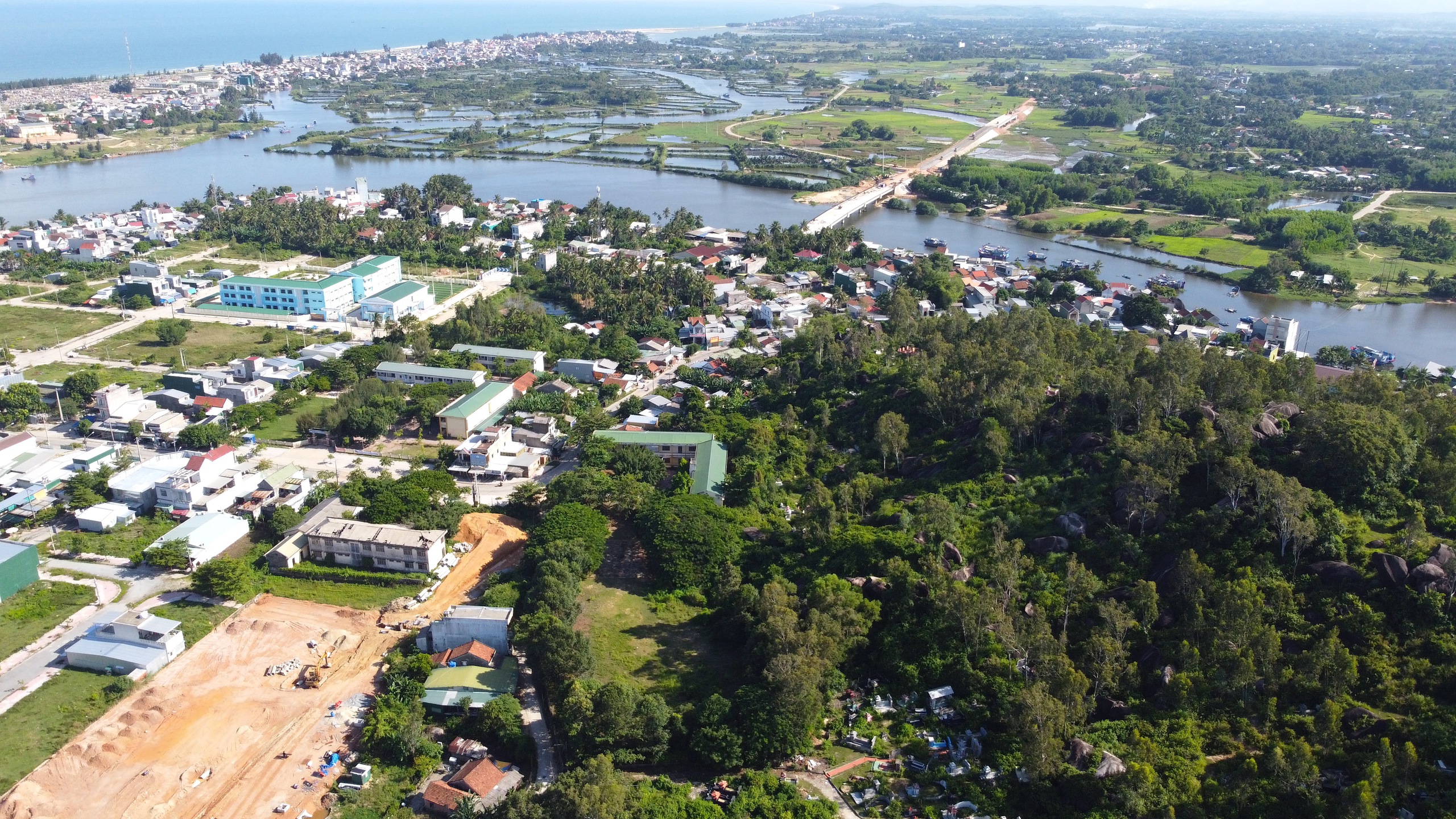 Mặt bằng không liền mạch, đường ven biển Quảng Ngãi thi công từng đoạn- Ảnh 2. Mặt bằng không liền mạch, đường ven biển Quảng Ngãi thi công từng đoạn- Ảnh 2.