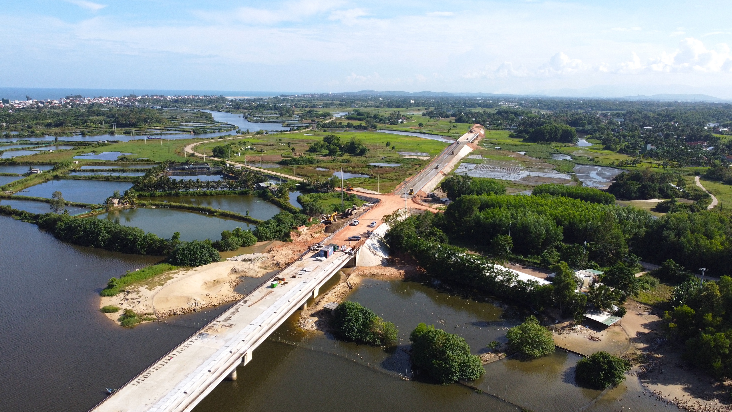 Mặt bằng không liền mạch, đường ven biển Quảng Ngãi thi công từng đoạn- Ảnh 12. Mặt bằng không liền mạch, đường ven biển Quảng Ngãi thi công từng đoạn- Ảnh 12.