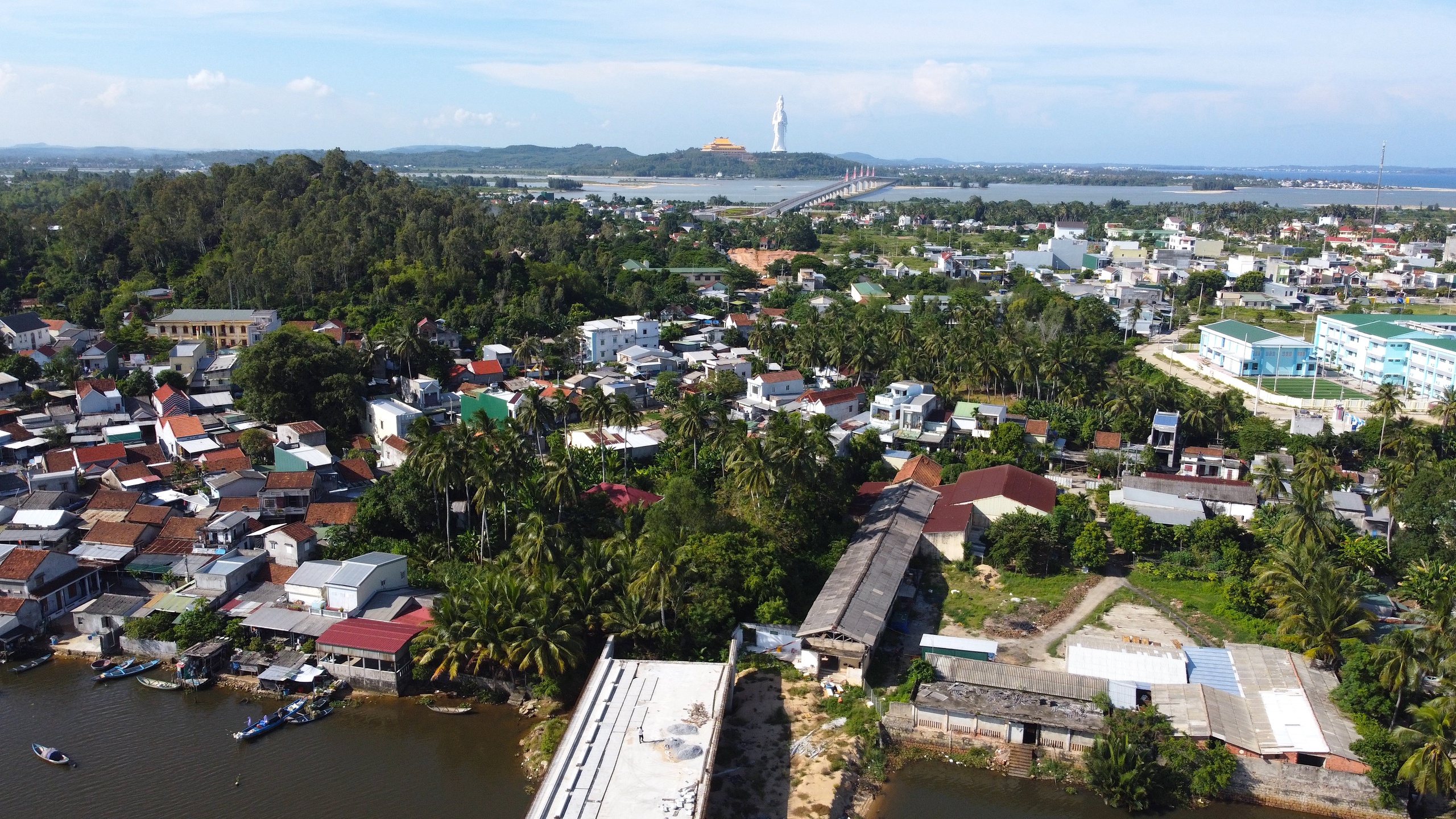 Mặt bằng không liền mạch, đường ven biển Quảng Ngãi thi công từng đoạn- Ảnh 4. Mặt bằng không liền mạch, đường ven biển Quảng Ngãi thi công từng đoạn- Ảnh 4.