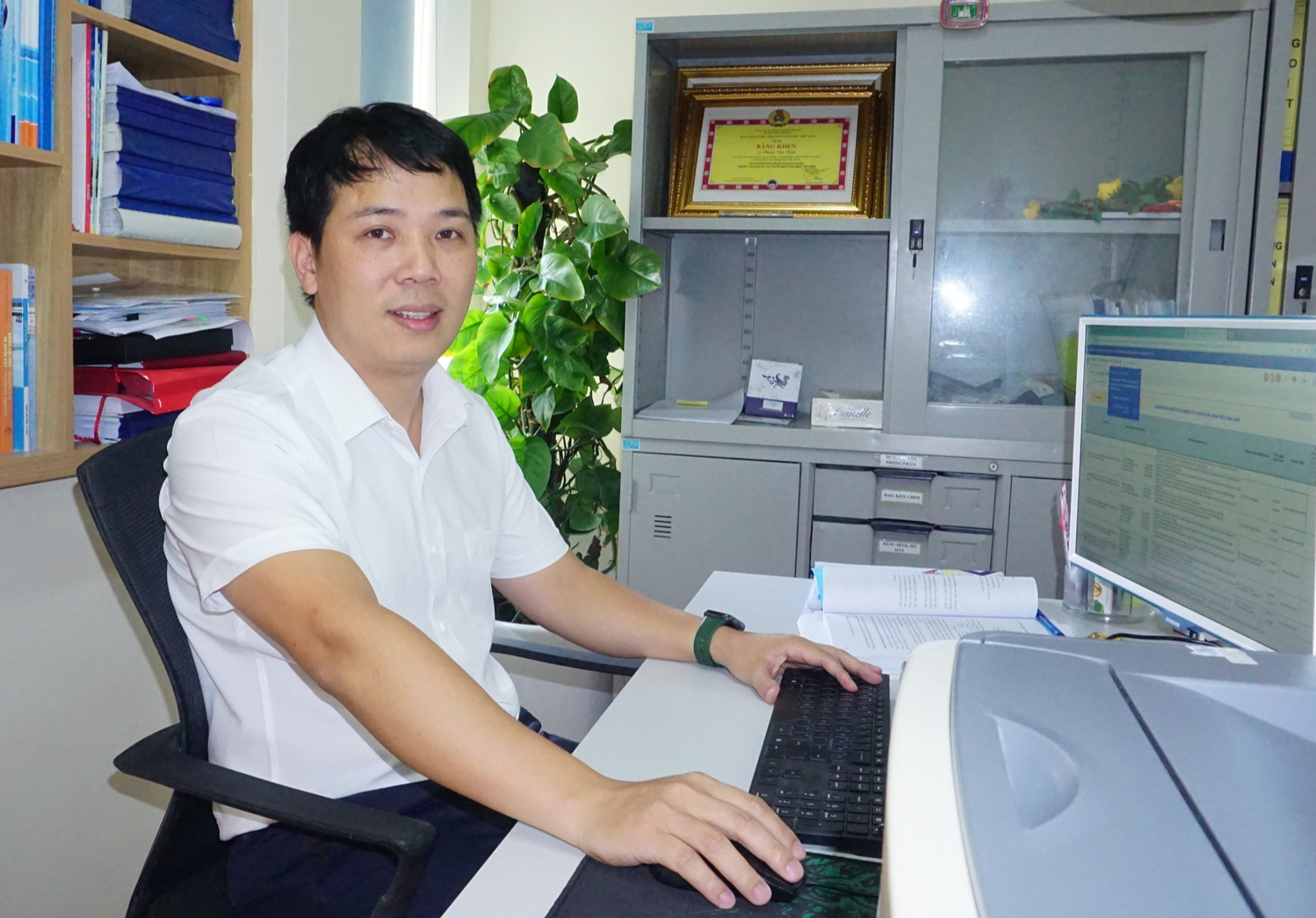 Từ phòng lab nhỏ đến khát vọng lớn và câu chuyện của người thầy say mê nghiên cứu- Ảnh 1. Từ phòng lab nhỏ đến khát vọng lớn và câu chuyện của người thầy say mê nghiên cứu- Ảnh 1.