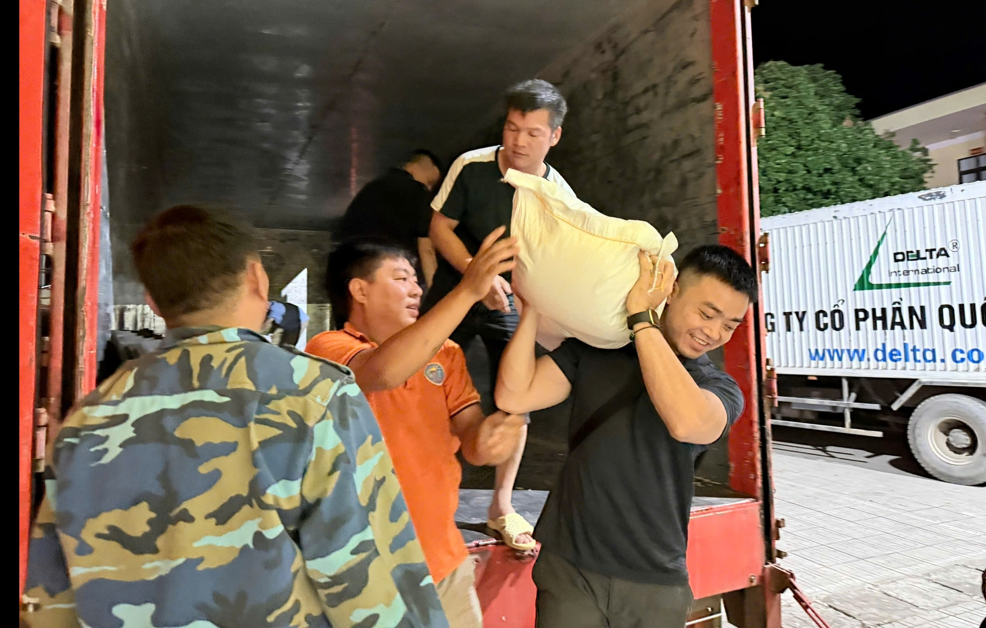 Bão lũ cuốn trôi nhà cửa, không cuốn được tình người- Ảnh 3.
