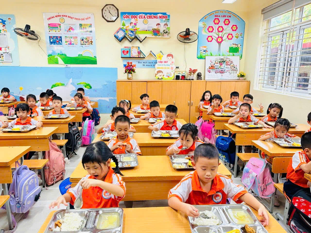 Khi bữa ăn bán trú "ngon như cơm nhà"- Ảnh 9. Khi bữa ăn bán trú "ngon như cơm nhà"- Ảnh 9.