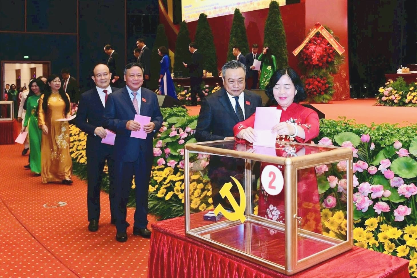 Bà Bùi Thị Minh Hoài tái đắc cử Bí thư Thành ủy Hà Nội- Ảnh 1. Bà Bùi Thị Minh Hoài tái đắc cử Bí thư Thành ủy Hà Nội- Ảnh 1.