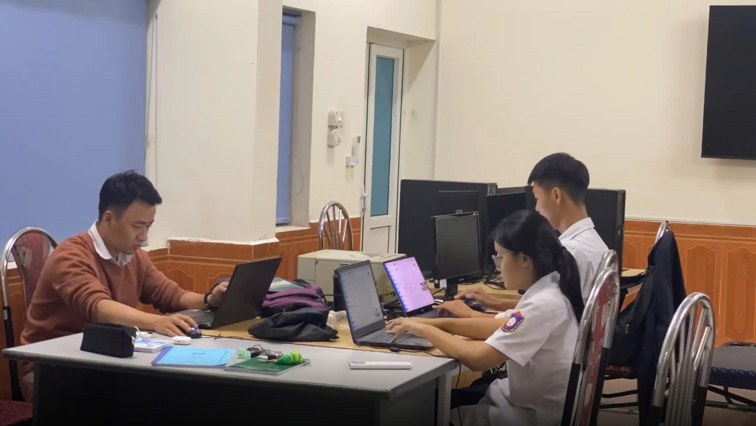 Từ phòng lab nhỏ đến khát vọng lớn và câu chuyện của người thầy say mê nghiên cứu- Ảnh 4. Từ phòng lab nhỏ đến khát vọng lớn và câu chuyện của người thầy say mê nghiên cứu- Ảnh 4.