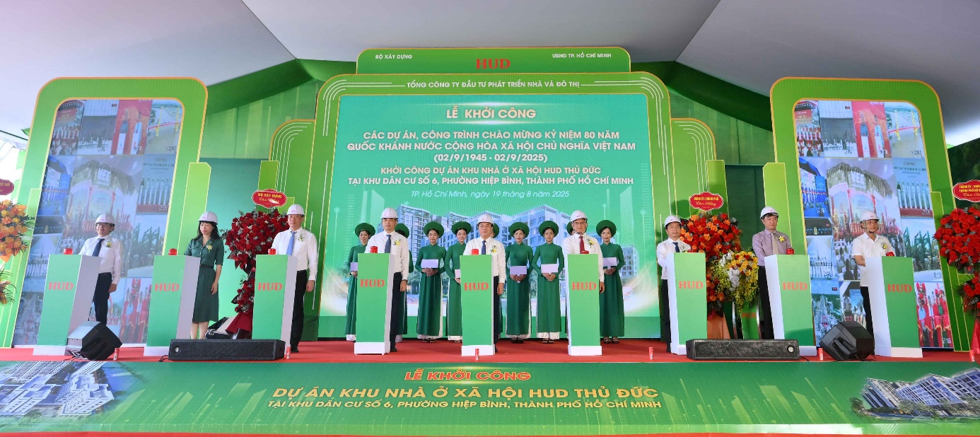 Tổng công ty HUD: Sẵn sàng năng lực và nguồn lực để phát triển nhà ở xã hội- Ảnh 3. A group of people standing on a stage AI-generated content may be incorrect.