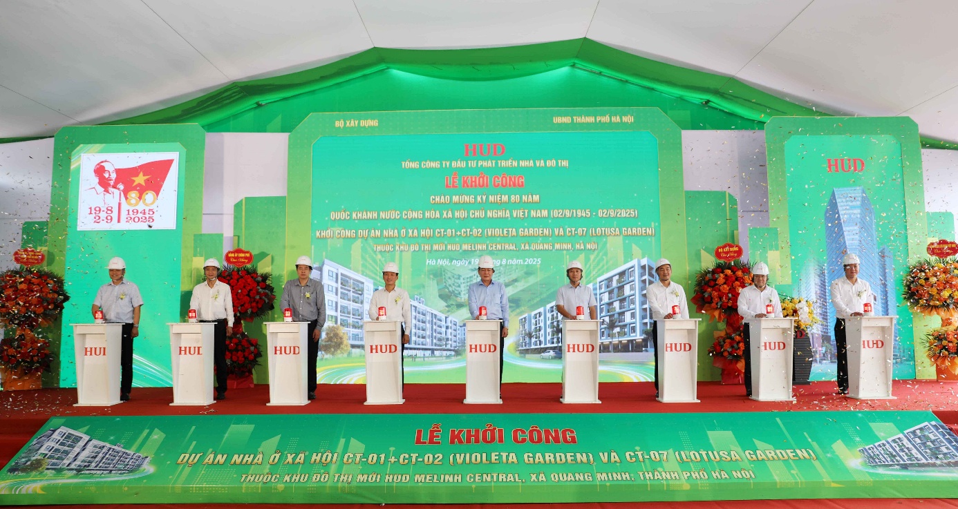 Tổng công ty HUD: Sẵn sàng năng lực và nguồn lực để phát triển nhà ở xã hội- Ảnh 4. A group of men on a stage AI-generated content may be incorrect.