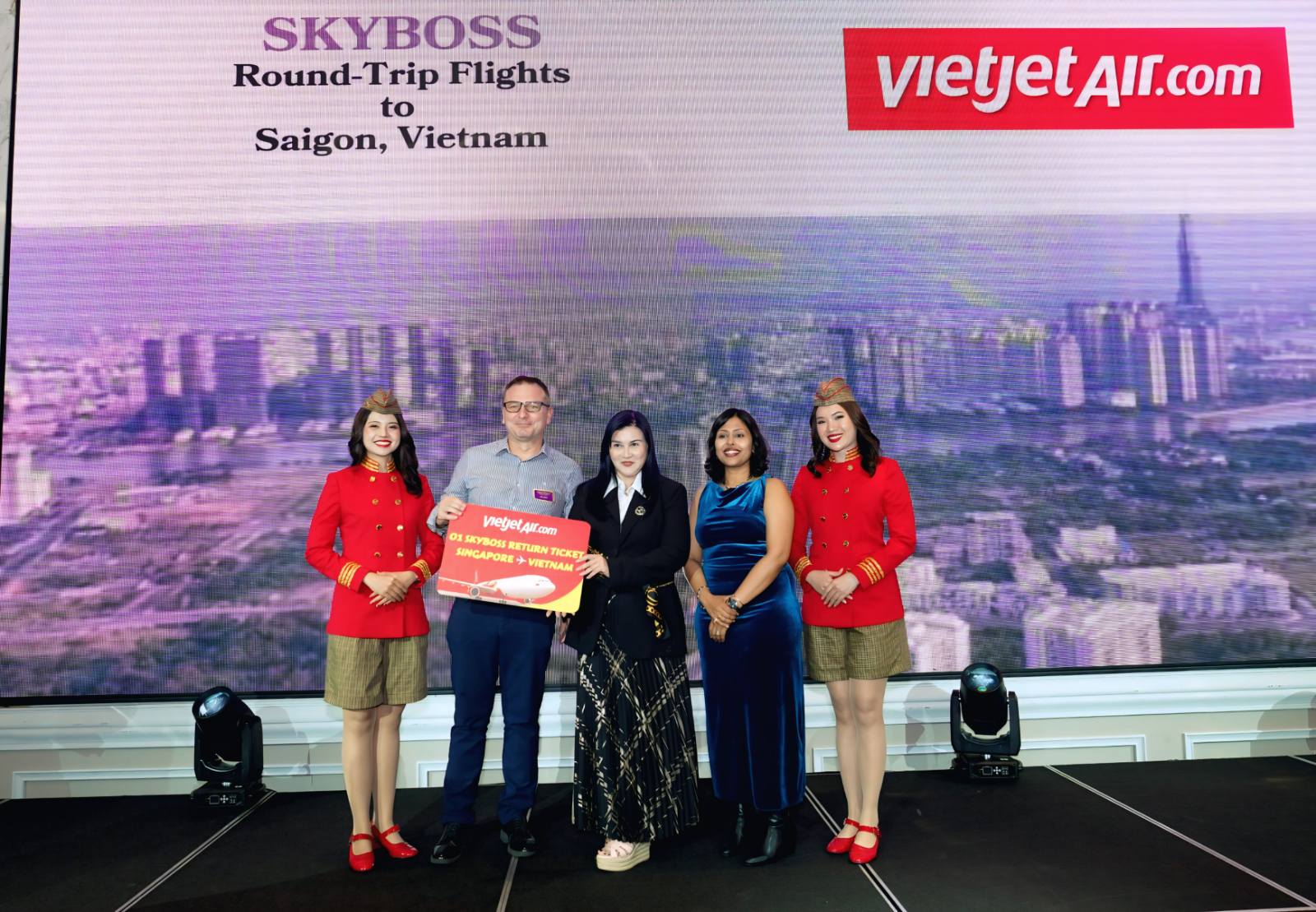 Vietjet tiên phong trao quyền và lan tỏa cảm hứng phụ nữ trong bầu trời hàng không- Ảnh 3. Vietjet tiên phong trao quyền và lan tỏa cảm hứng phụ nữ trong bầu trời hàng không- Ảnh 3.