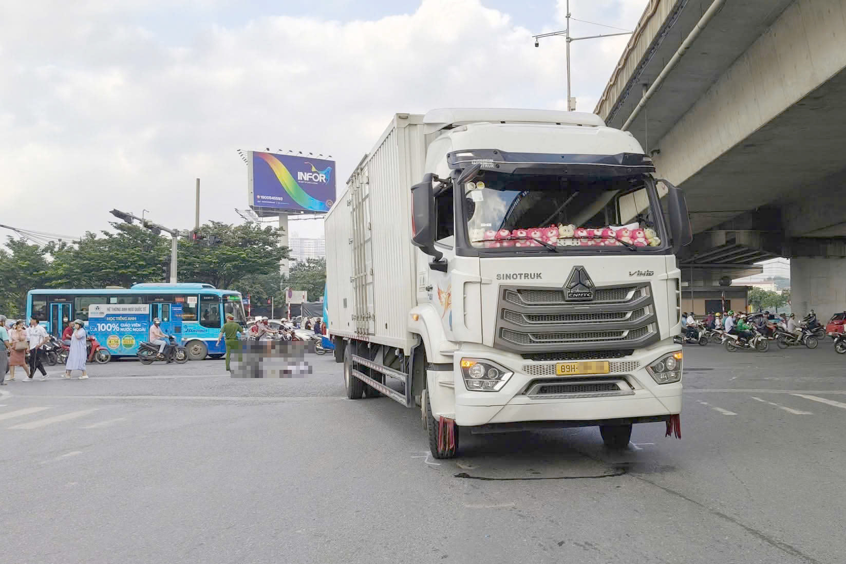 Hà Nội: Va chạm ô tô tải trước Bến xe Nước Ngầm, nữ sinh lớp 9 tử vong- Ảnh 1. Hà Nội: Va chạm ô tô tải trước Bến xe Nước Ngầm, nữ sinh lớp 9 tử vong- Ảnh 1.