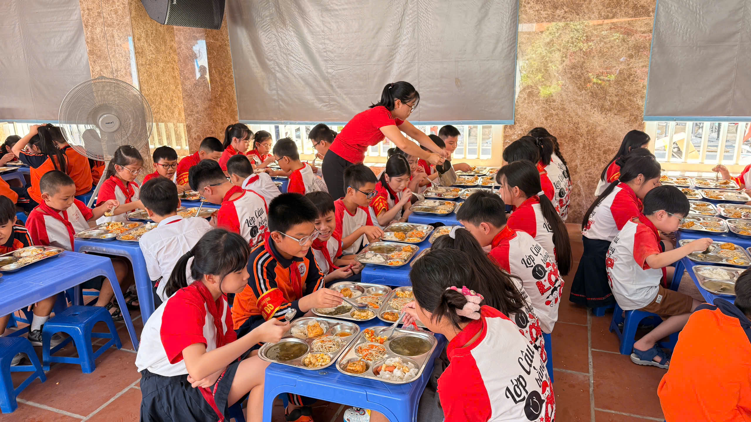 Khi bữa ăn bán trú "ngon như cơm nhà"- Ảnh 3. Khi bữa ăn bán trú "ngon như cơm nhà"- Ảnh 3.