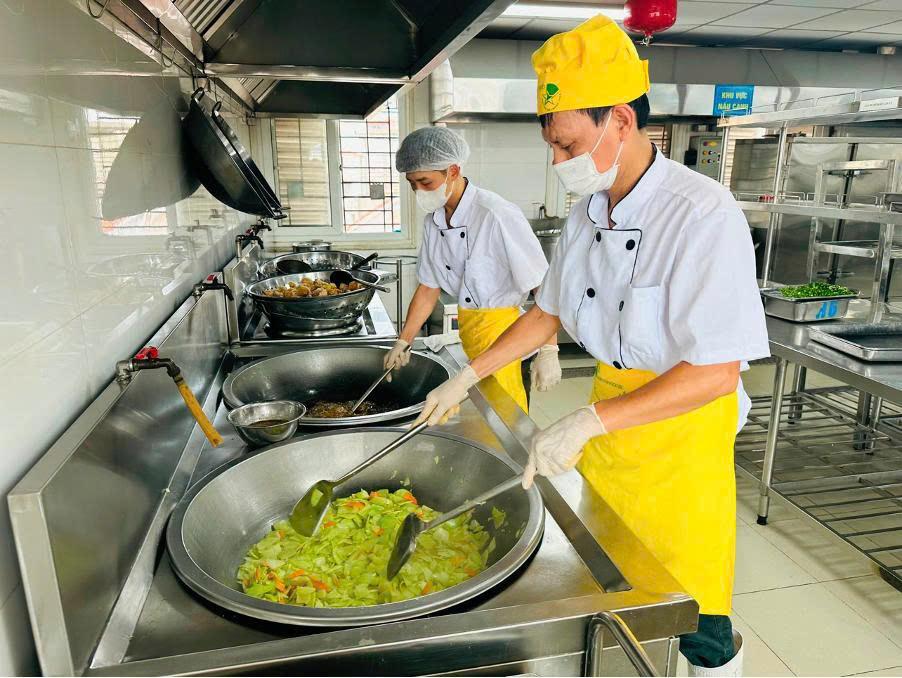 Khi bữa ăn bán trú "ngon như cơm nhà"- Ảnh 12. Khi bữa ăn bán trú "ngon như cơm nhà"- Ảnh 12.