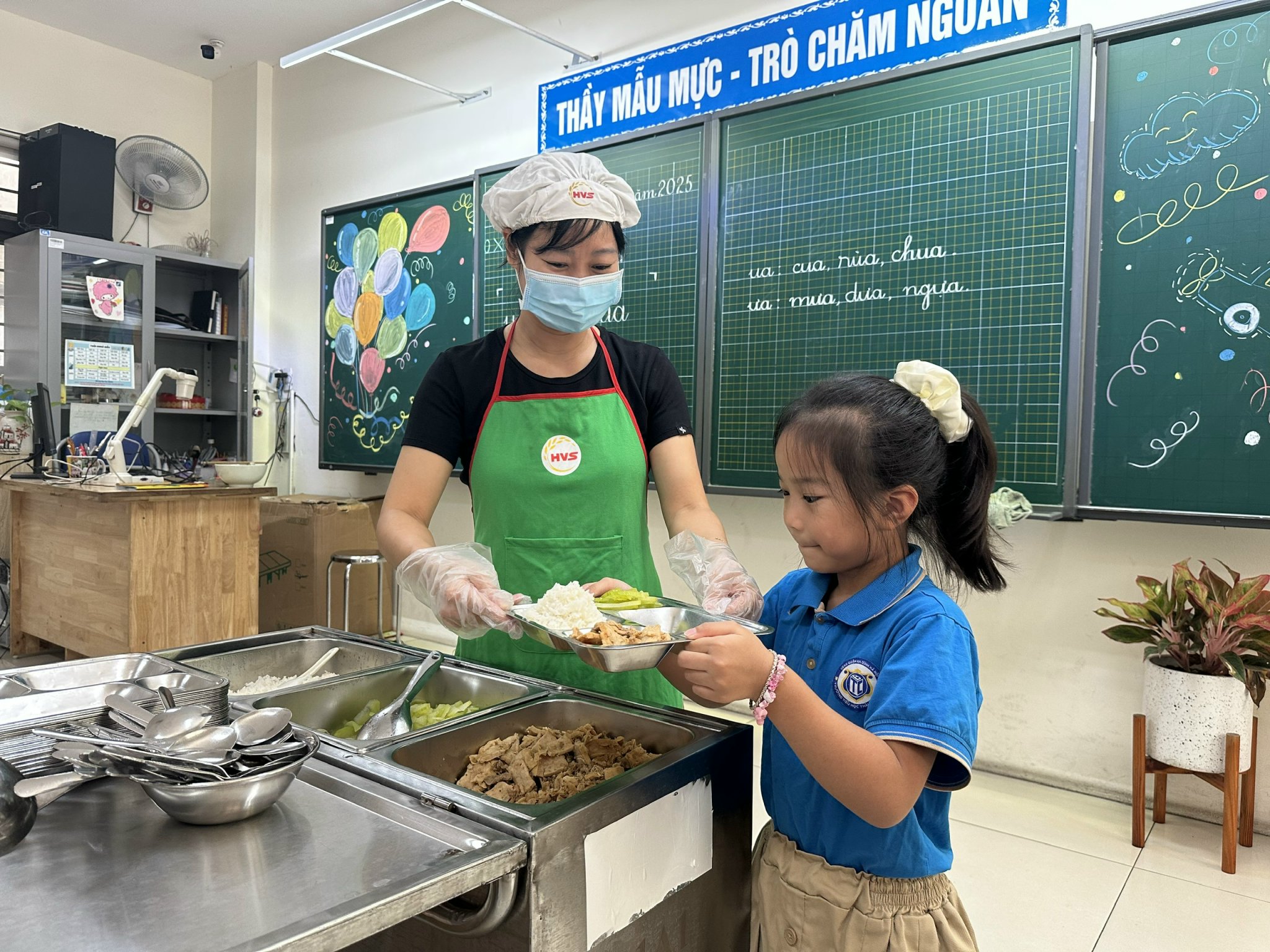 Khi bữa ăn bán trú "ngon như cơm nhà"- Ảnh 6. Khi bữa ăn bán trú "ngon như cơm nhà"- Ảnh 6.