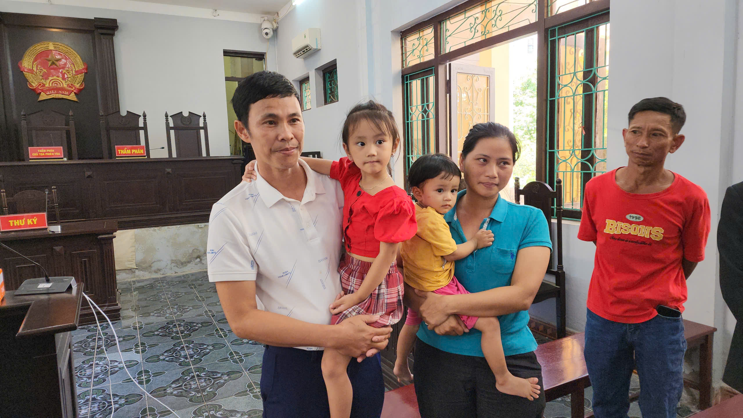 Miễn trách nhiệm hình sự đối với bị cáo Thái Khắc Thành trong vụ gà lôi trắng- Ảnh 2. Miễn trách nhiệm hình sự đối với bị cáo Thái Khắc Thành trong vụ gà lôi trắng- Ảnh 2.
