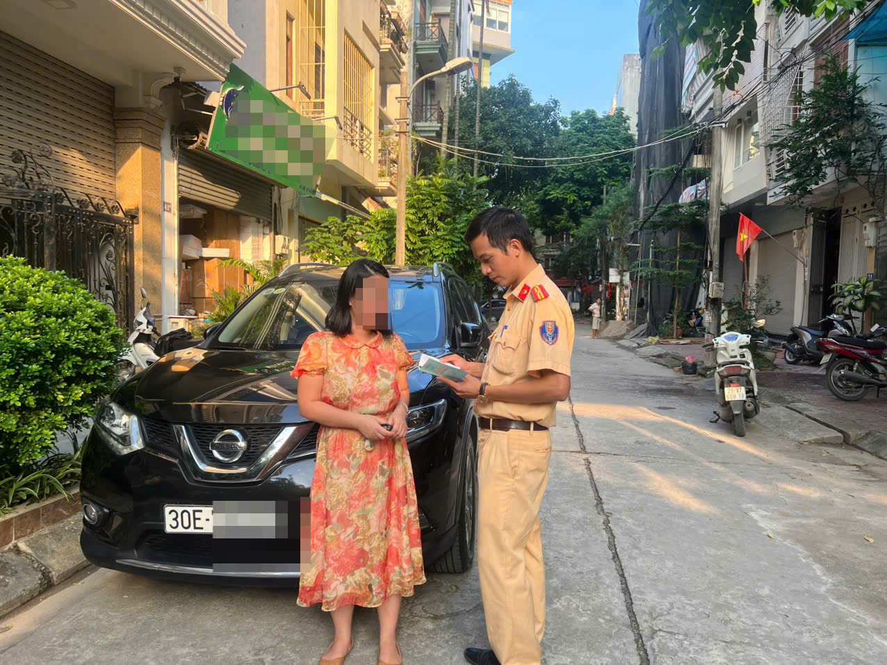 Nữ tài xế chở người trên nóc ô tô bị phạt 5 triệu đồng, trừ 6 điểm bằng lái- Ảnh 2. Nữ tài xế chở người trên nóc ô tô bị phạt 5 triệu đồng, trừ 6 điểm bằng lái- Ảnh 2.
