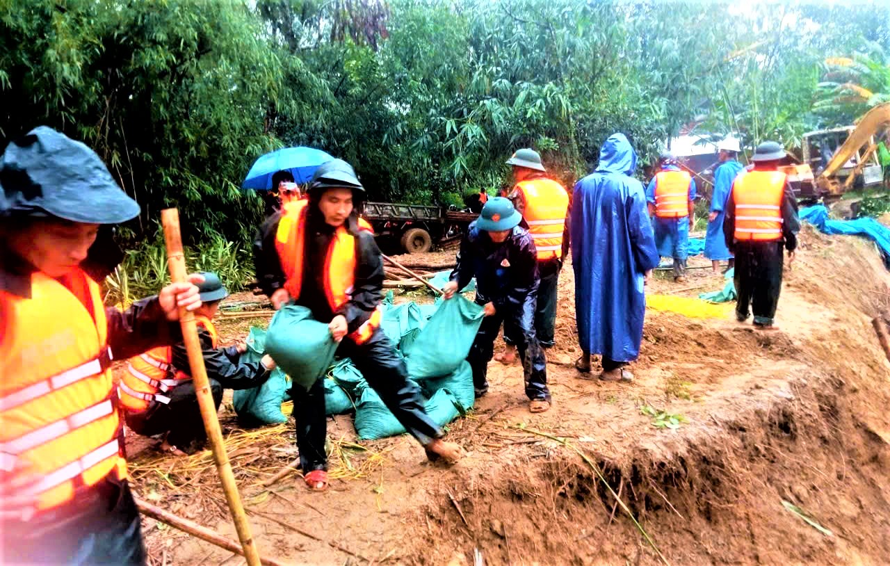 Cảnh báo nguy cơ sạt lở núi, bờ sông, bờ biển dọc các tuyến giao thông ở Huế- Ảnh 1. Cảnh báo nguy cơ sạt lở núi, bờ sông, bờ biển dọc các tuyến giao thông ở Huế- Ảnh 1.