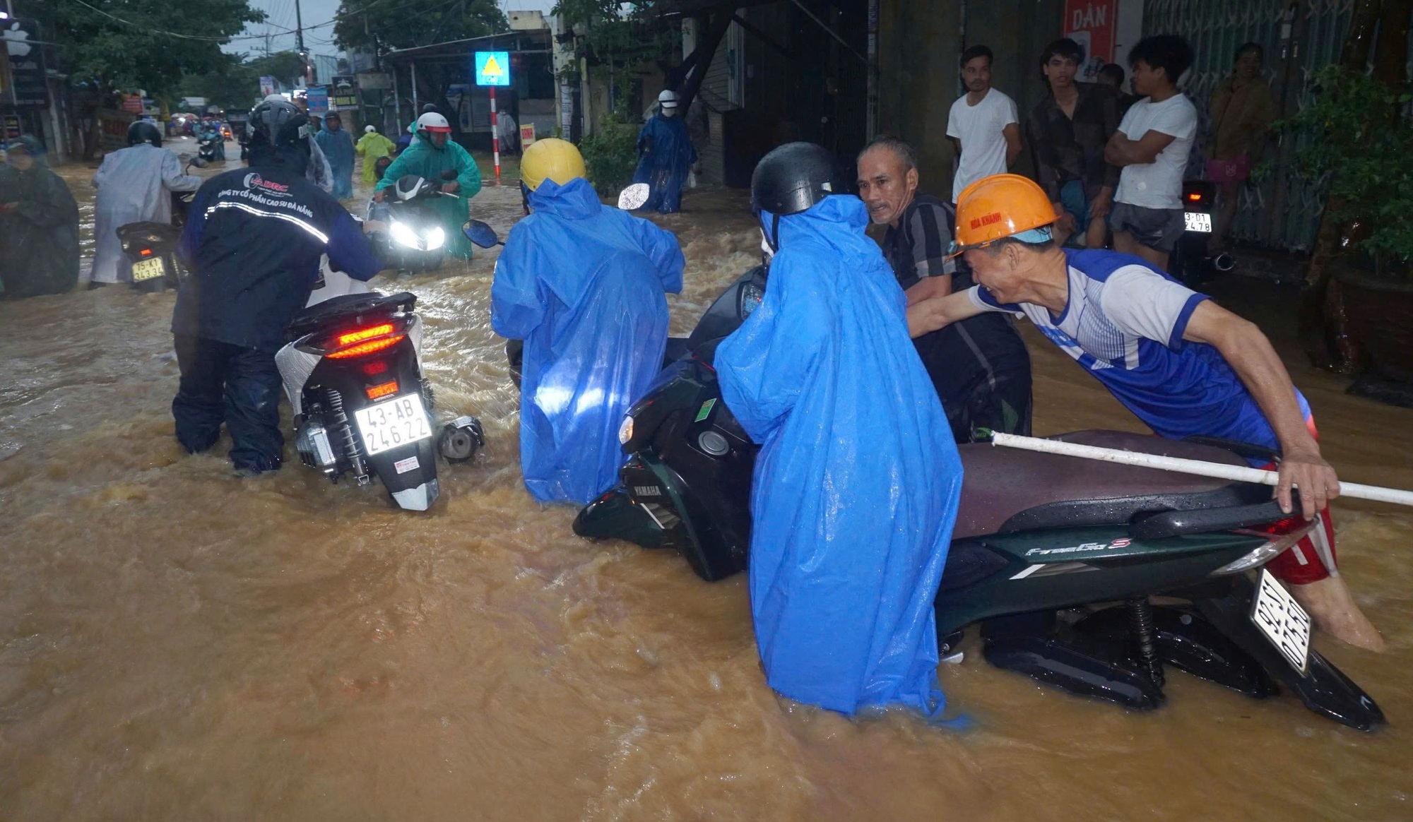 Nước lũ đục ngầu tràn xuống khu dân cư Đà Nẵng sau mưa lớn- Ảnh 5. Nước lũ đục ngầu tràn xuống khu dân cư Đà Nẵng sau mưa lớn- Ảnh 5.