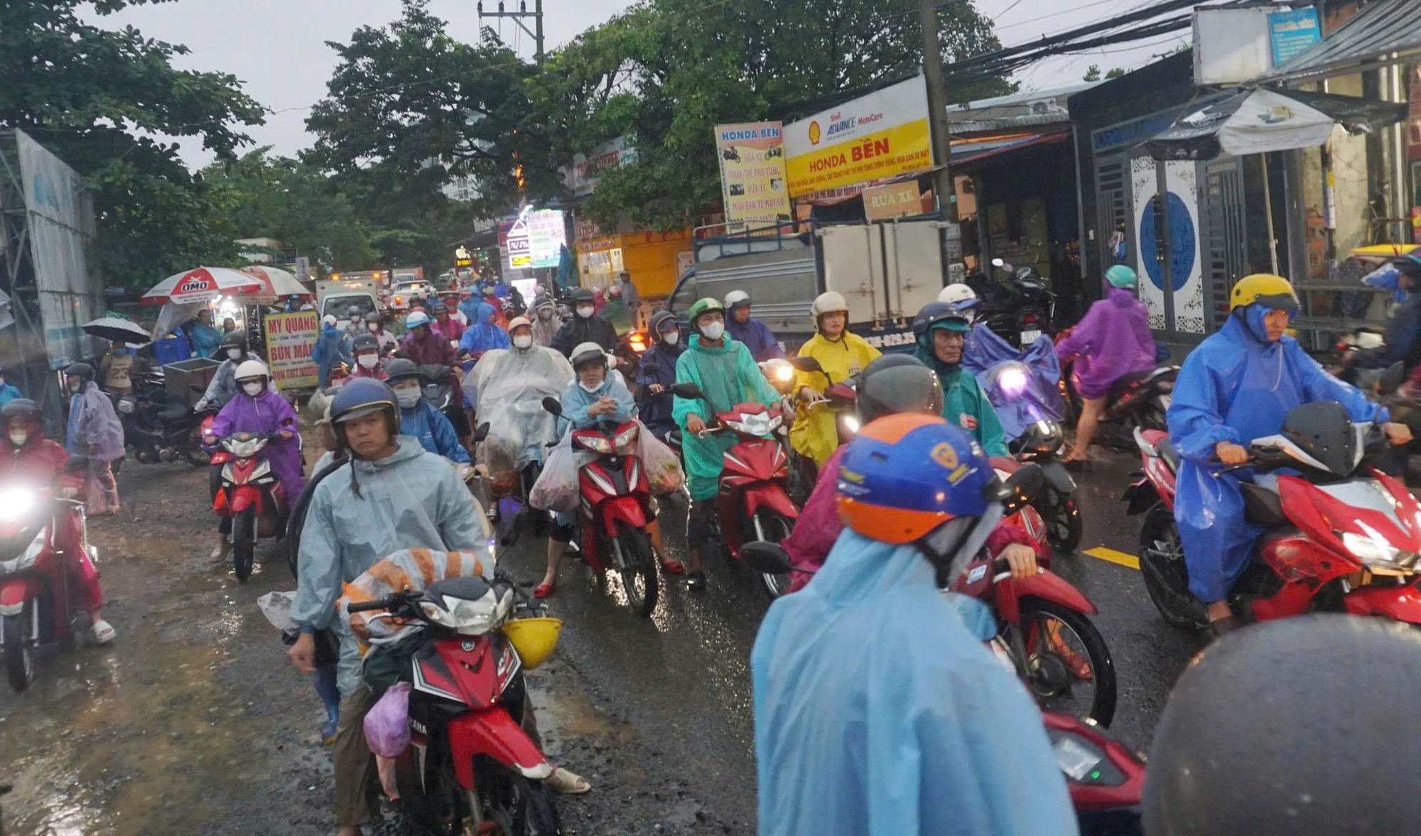 Nước lũ đục ngầu tràn xuống khu dân cư Đà Nẵng sau mưa lớn- Ảnh 3. Nước lũ đục ngầu tràn xuống khu dân cư Đà Nẵng sau mưa lớn- Ảnh 3.