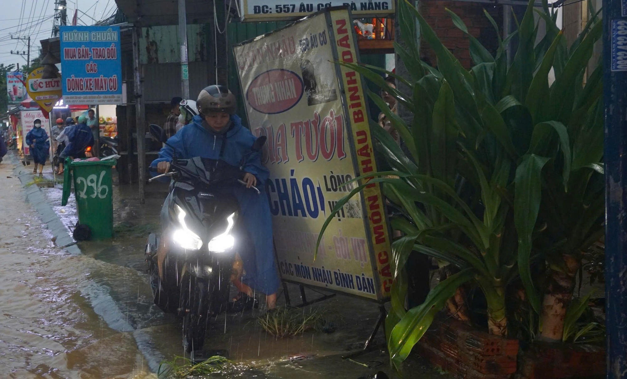 Nước lũ đục ngầu tràn xuống khu dân cư Đà Nẵng sau mưa lớn- Ảnh 6. Nước lũ đục ngầu tràn xuống khu dân cư Đà Nẵng sau mưa lớn- Ảnh 6.