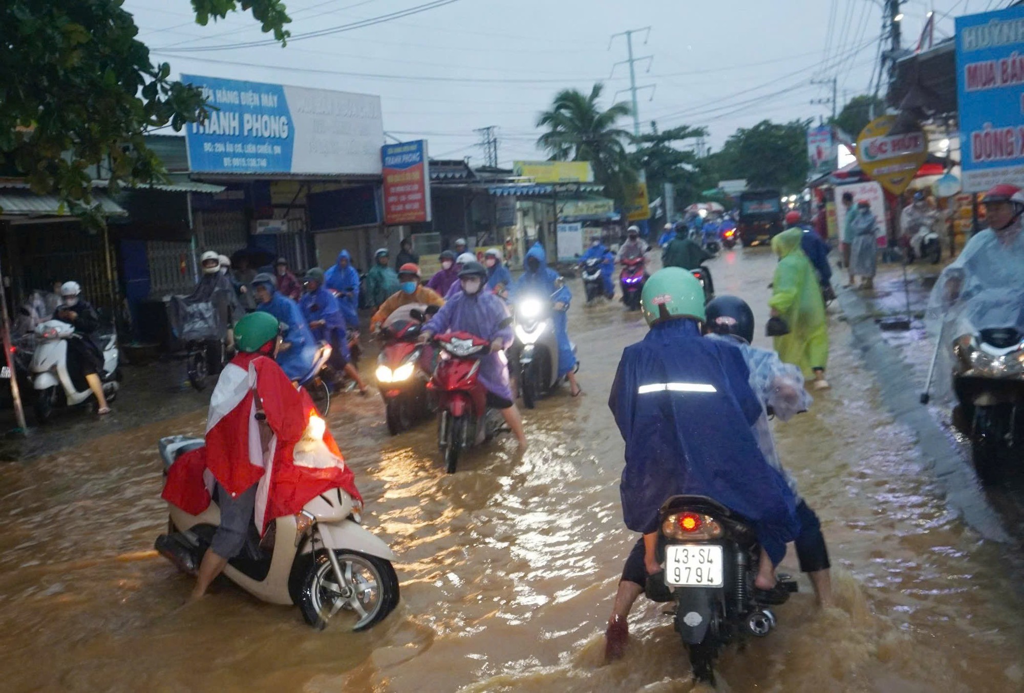 Nước lũ đục ngầu tràn xuống khu dân cư Đà Nẵng sau mưa lớn- Ảnh 8. Nước lũ đục ngầu tràn xuống khu dân cư Đà Nẵng sau mưa lớn- Ảnh 8.