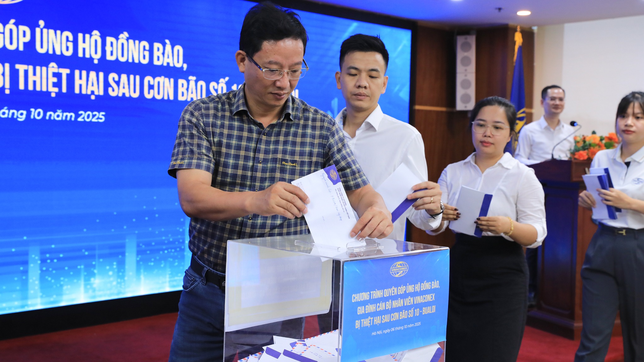 Ngành Xây dựng lan tỏa tinh thần đoàn kết, sẻ chia sau bão lũ- Ảnh 1. Ngành Xây dựng lan tỏa tinh thần đoàn kết, sẻ chia sau bão lũ- Ảnh 1.