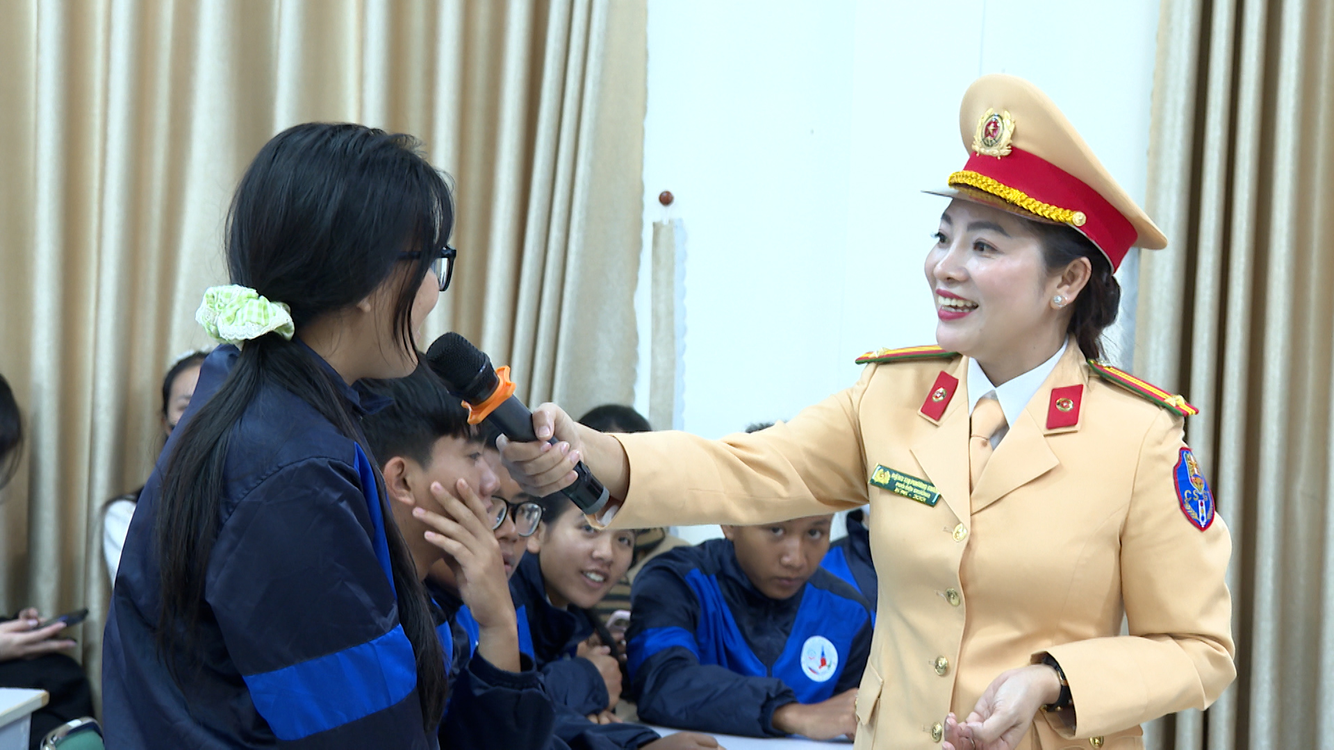 Đồng loạt tuyên truyền ATGT cho học sinh tại gần 60 trường ở Lâm Đồng- Ảnh 1.