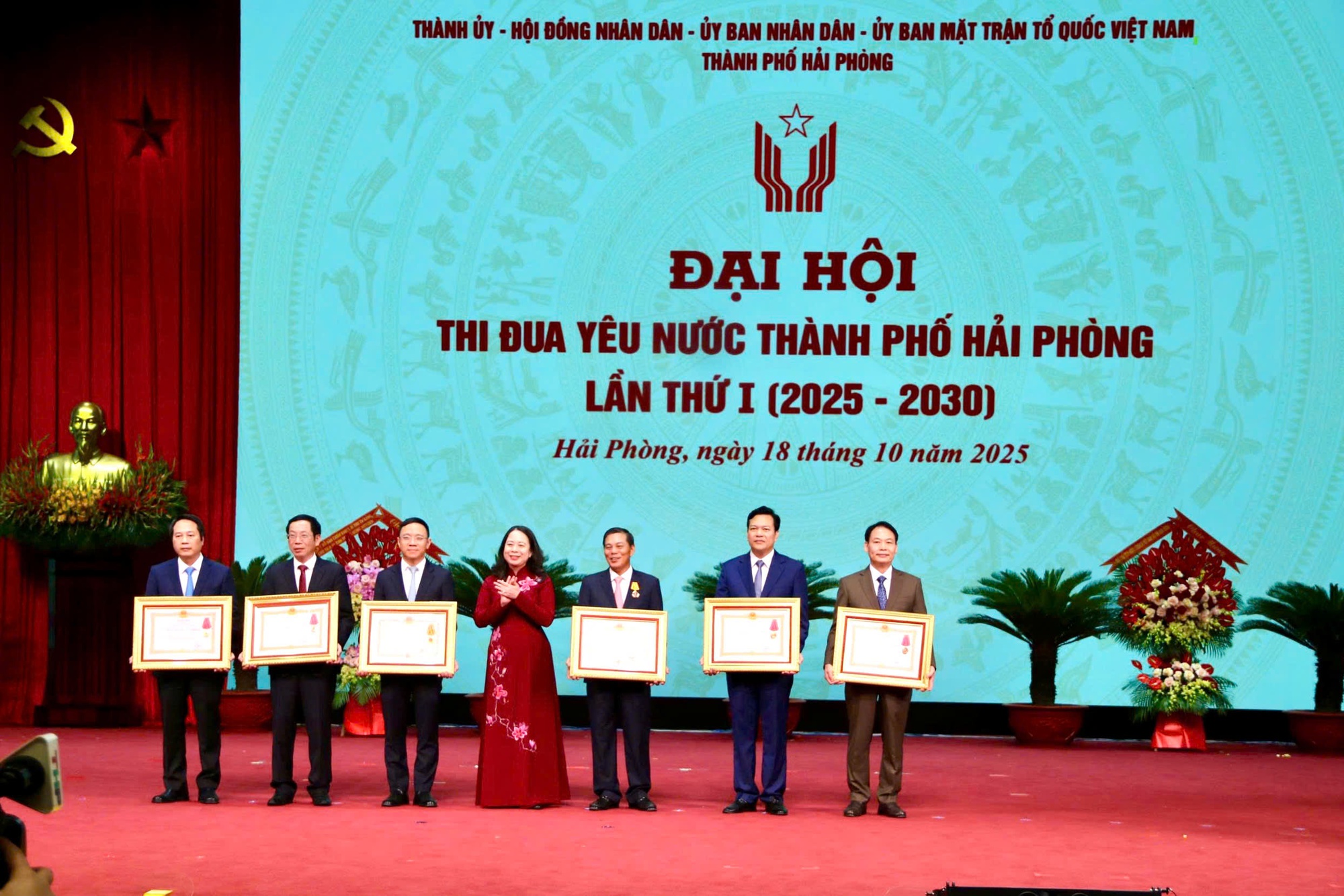 Hải Phòng tôn vinh 235 gương điển hình tiên tiến tại Đại hội thi đua yêu nước lần thứ I- Ảnh 4. Hải Phòng tôn vinh 235 gương điển hình tiên tiến tại Đại hội thi đua yêu nước lần thứ I- Ảnh 4.