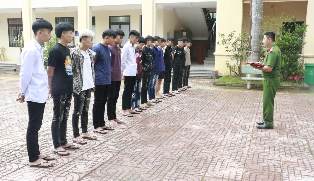 Bắt giữ 15 thanh thiếu niên rồ ga, hú hét, náo loạn trên đường tại Nghệ An- Ảnh 1. Bắt giữ 15 thanh thiếu niên rồ ga, hú hét, náo loạn trên đường tại Nghệ An- Ảnh 1.