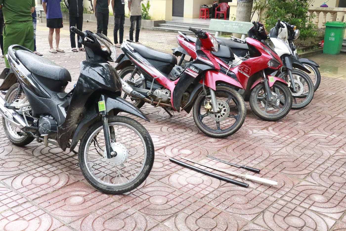 Bắt giữ 15 thanh thiếu niên rồ ga, hú hét, náo loạn trên đường tại Nghệ An- Ảnh 2. Bắt giữ 15 thanh thiếu niên rồ ga, hú hét, náo loạn trên đường tại Nghệ An- Ảnh 2.